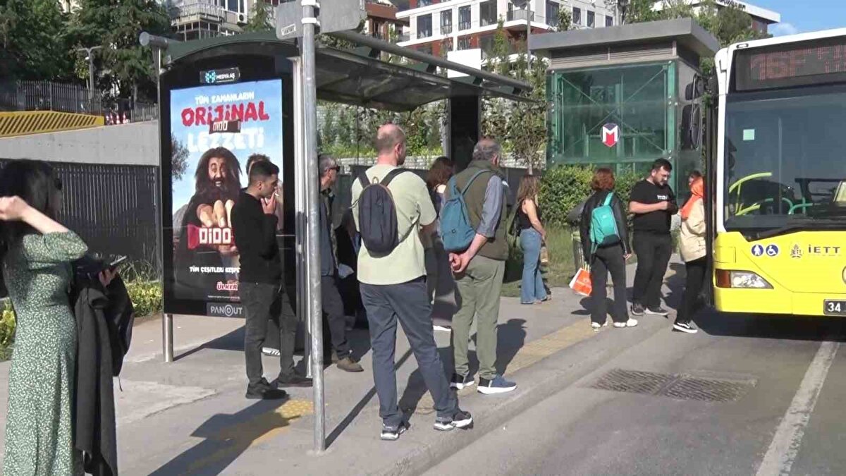 Tepkiler artıyor: “Halk mağdur edilmemeli”<br><br>İşe gitmek için Şirinevler durağında bekleyen Ferhat Çiftçi, “Otobüs gelmedi, sanırım eylem var. İşe geç kalacağım. Mecburen taksiye bineceğim” derken, Saniye Yılmaz isimli bir başka vatandaş ise “40 dakikadır bekliyorum. Herkes perişan. Minibüs ya da taksiye binmekten başka çaremiz kalmadı” ifadelerini kullandı.