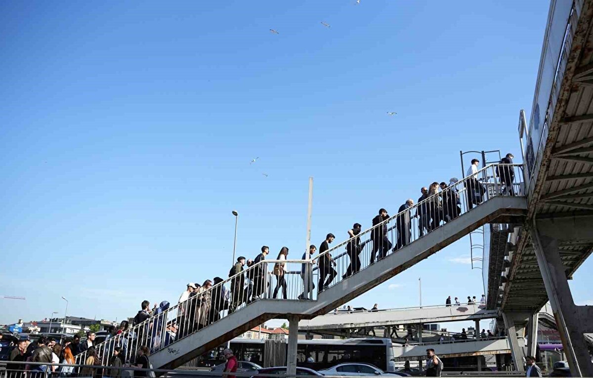 Vatandaşlar mağdur oldu: “İşe geç kalıyoruz”<br><br>Otobüslerin sefere çıkmaması nedeniyle İstanbul genelinde yüz binlerce kişi mağdur oldu. Şirinevler, İncirli ve Esenler gibi yoğun güzergahlarda vatandaşlar dakikalarca otobüs bekledi. Otobüs gelmeyince bazı yolcular taksiye binmek zorunda kaldı.