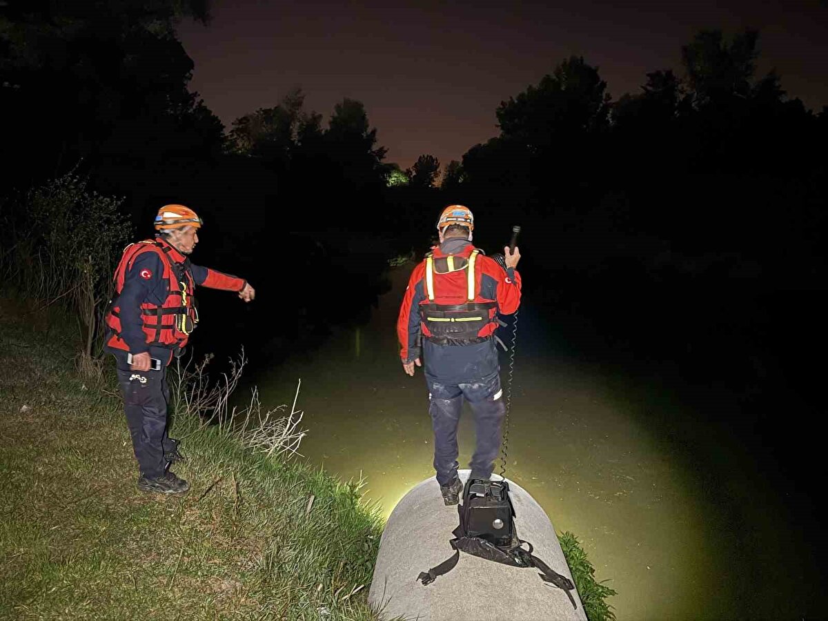 B.T.’nin (35) suya düşmüş olabileceği ihtimali üzerinde duran ekipler, fener ve spot ışıklarıyla karadan karış karış arama yaptı.