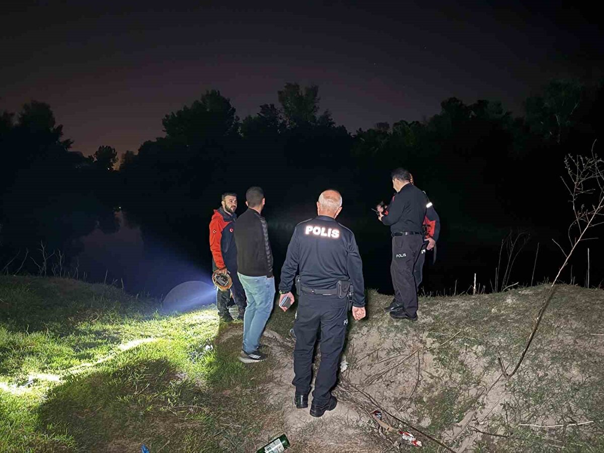 İhbar üzerine bölgeye sağlık, polis ve AFAD ekipleri sevk edildi. Ekiplerin olay yerinde yaptığı aramada kıyıda bir cep telefonu, nehir içinde ise kimlik olan bir cüzdan bulundu.