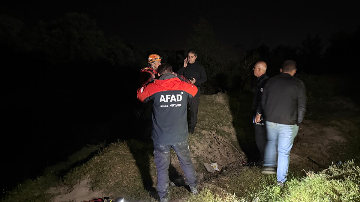 Küpçüler Mahallesi’nde meydana gelen olayda alınan bilgiye göre, saat 22.10 sularında "suda birinin çırpındığı" yönünde ihbar geldi.