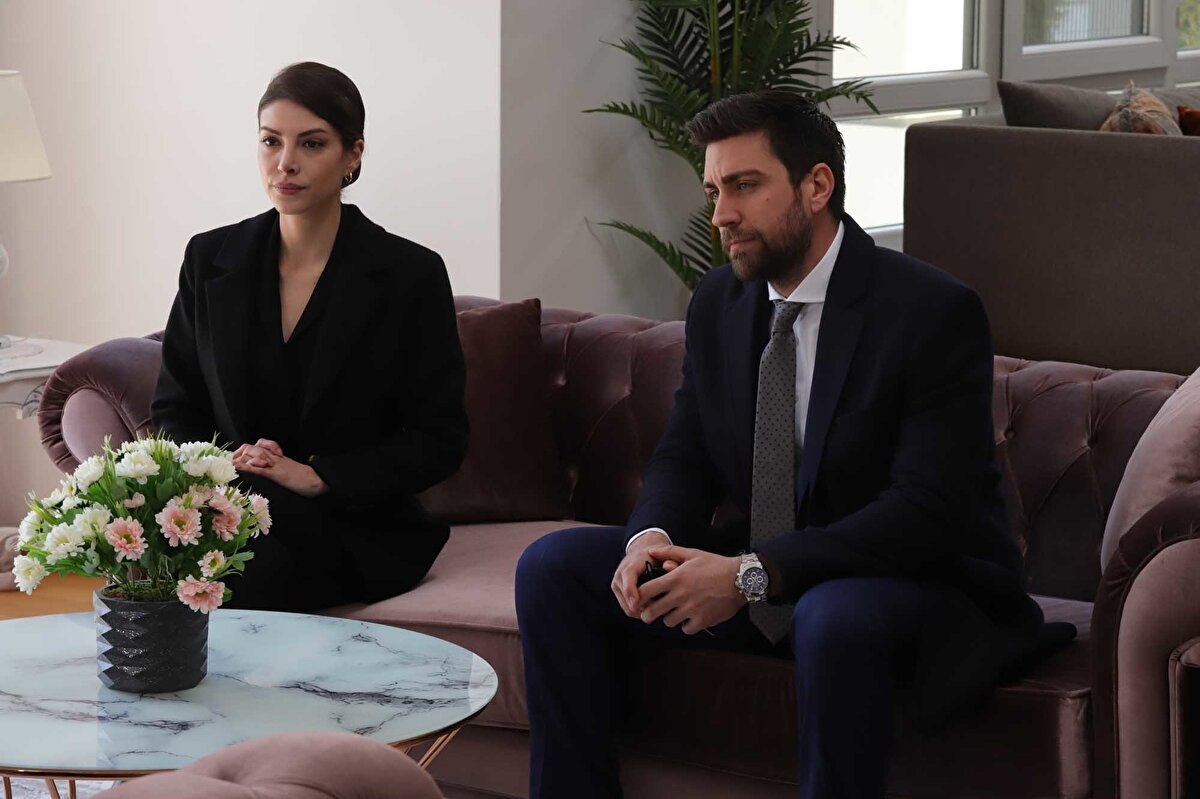 Ertuğrul, dizisinin ilk iki sezonunda başrolü oyuncu Deniz Baysal ile paylaşarak ekranlarda güçlü bir partnerlik sergilemişti.