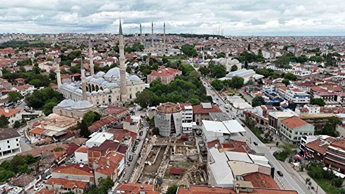 "Bu camiler görsel bir kitap gibidir"<br><br><br><br>Prof. Dr. Engin Beksaç, Edirne'nin bu yönüyle oldukça dikkat çekici bir kent olduğunu belirterek, "Buradaki yapılardan Eski Cami, Üç Şerefeli Cami, Bayezid Cami ve elbette Selimiye Camii birer semboller içinde şekillenmiş ve adeta görsel bir kitap gibi okunabilecek yapılardır. Bu noktada yaptığımız çalışmalar çok önemli sonuçlar ortaya koydu. Kendisinin yüksek lisans sürecinde özellikle Selatin camilerinin sembolik yönleri üzerine yaptığı araştırmalar, bu yapıların başlı başına birer anlam katmanı olduğunu gösterdi.<br><br><br><br>Söz konusu camilerin Osmanlı döneminde birer güç ve kimlik göstergesi olarak inşa edildi. Günümüzde bu anlamlar yeterince anlaşılmasa da ilerleyen zamanlarda daha fazla kavranacağını biliyoruz. Osmanlı döneminde kaleme alınmış pek çok eserde de bu sembollere yer verildiğini görmek mümkün. Selatin camiler, başlı başına birer görsel kültür objesi olarak değerlendirilmelidir. Bu kültürel gücün farkına varmamız gerekiyor" dedi.<br><br>