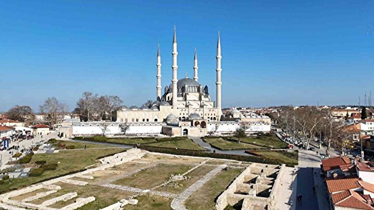 "Her biri birer sembol, birer anlatıdır"<br><br><br><br>Trakya Üniversitesi Sanat Tarihi Bölümü Yüksek Lisans Öğrencisi Erdem Bayram, "Eski Cami, bir Fetret Devri yapısı olarak siyasal anlam taşıyor. Edirne'nin fethinin simgelerinden biri olduğunu görüyoruz. Hâlâ cuma hutbelerinde kılıçla hutbe verilmesi, cami içindeki Hacı Bayram Veli'ye ait vaaz kürsüsü, halk arasında bu yapının sembolik kimliğini sürdürdüğünü gösteriyor" dedi.<br><br>