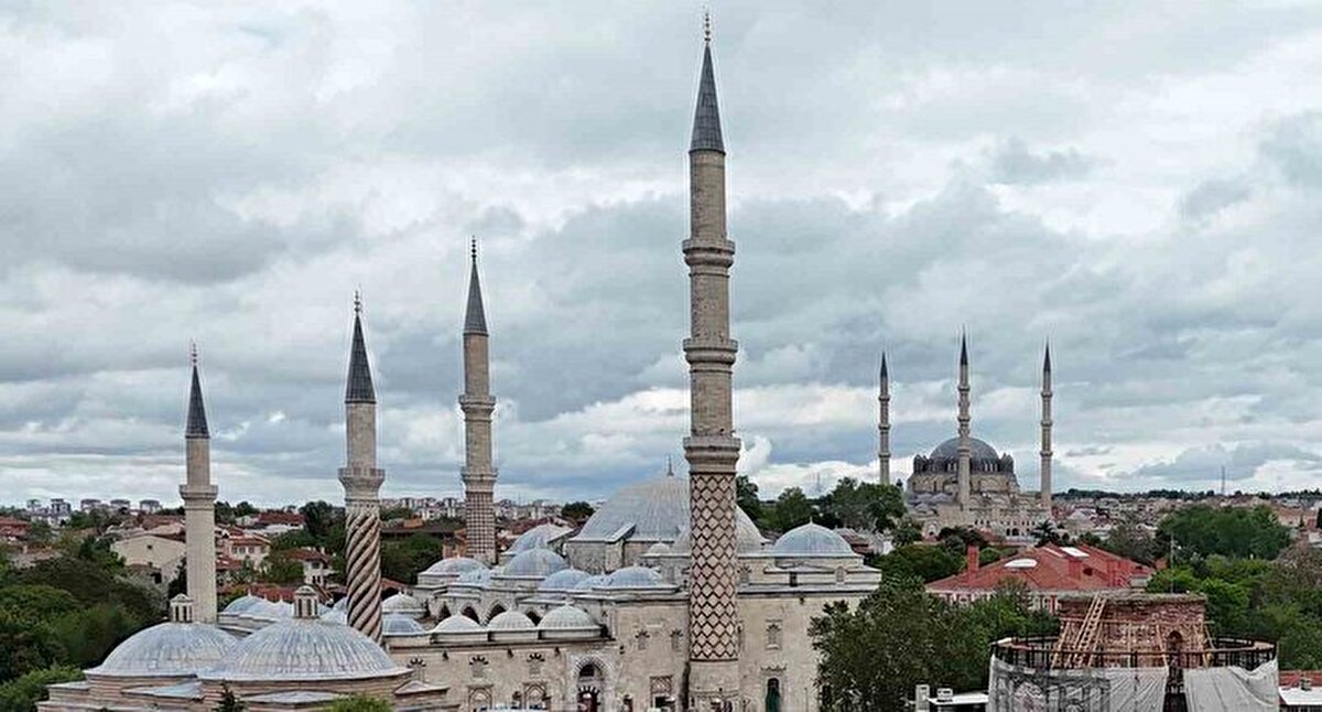 Trakya Üniversitesi Sanat Tarihi Bölümü Yüksek Lisans Öğrencisi Erdem Bayram, özellikle halkın bu yapılarla olan kültürel bağını ve camilerin tarihi anlamlarını incelemeye çalıştıklarını belirtti.<br><br><br><br>Edirne'deki tarihi camilerin yapılan araştırmalar sonucu yalnızca ibadet mekânı değil, aynı zamanda Osmanlı'nın sosyo-politik anlatısını ve sanatsal vizyonunu yansıtan güçlü semboller olduğunu bir kez daha ortaya koydu.