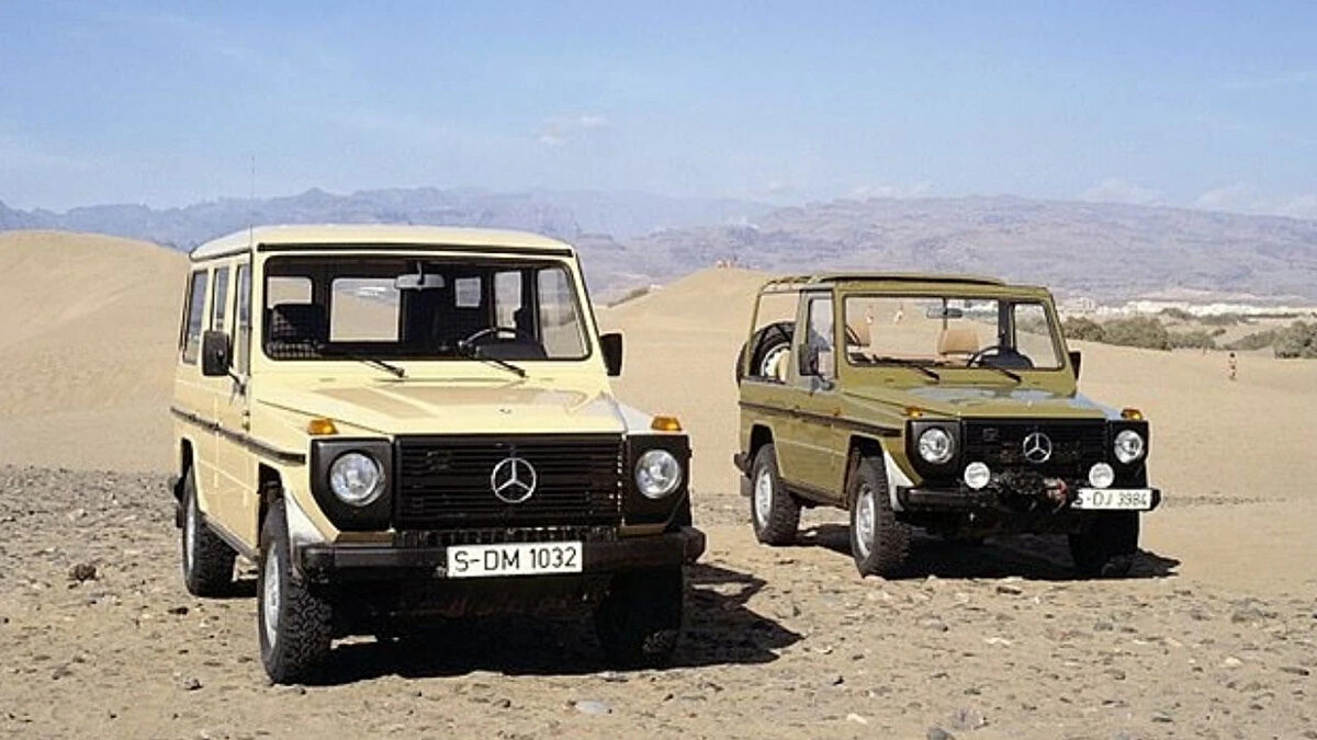 10. Mercedes G-Serisi - 38 yıl (1979-2017) <br><br>Piyasadaki en ikonik otomobil isimlerinden biri olan G-Serisi savaş için üretilmiş bir motor ile öne çıktı. G-Wagon lüksün eşanlamlısı haline geldi ancak başlangıçta hem askeri hem de sivil kullanıma uygun çevik bir arazi aracı olarak geliştirildi. Mercedes ve Steyr-Daimler-Puch bu yetenekli otomobili üretmek için Galandefahrzeug-Gesselschaft adlı ortak bir şirket kurdular ve 1979'da ilk G-Serisi hazırlandı. 2017 yılında tamamen yenilenene kadar 38 yıl boyunca neredeyse hiç değişmeden kaldı ve 2018 yılında yepyeni temellerle yepyeni bir model olarak piyasaya sürüldü.