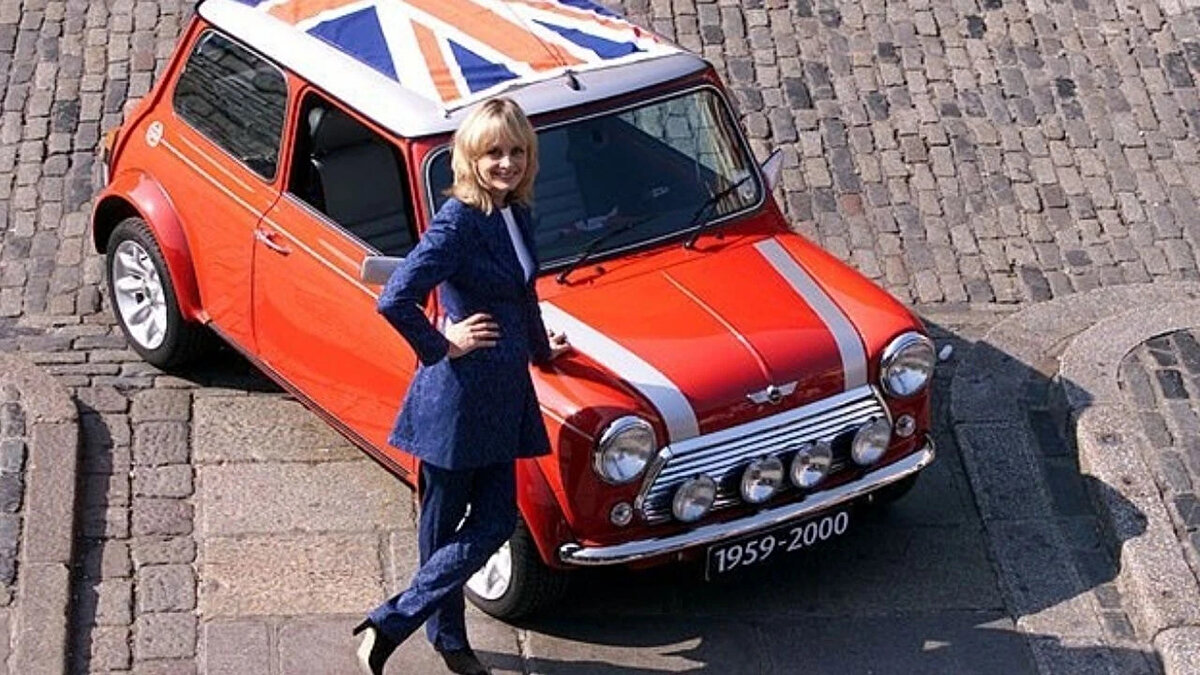 7. Mini - 41 yıl (1959-2000) <br><br>Bu, şimdiye kadar üretilmiş en ikonik İngiliz arabasıdır. Tüm zamanların en ünlü isimleri Twiggy'den The Beatles'a pek çok yıldızın tercihi olmuştur. Dört kişinin sığabileceği kadar küçük bir otomobil olan Mini, Alec Issigonis tarafından Süveyş Krizi sırasında küçük ve yakıt tasarruflu otomobillere olan talebi karşılamak amacıyla tasarlandı. Yarış arabalarından sinemaya, Mini 40 yıldır kalpleri ve zihinleri fethederek her şeyi başardı. Klasik Mini'nin üretimi Ekim 2000'de durduruldu ve ardından Birmingham Longbridge'deki üretim hattından kırmızı Mini Cooper Sport modeli çıktı. Sonuç olarak 5.3 milyon Mini üretildi.