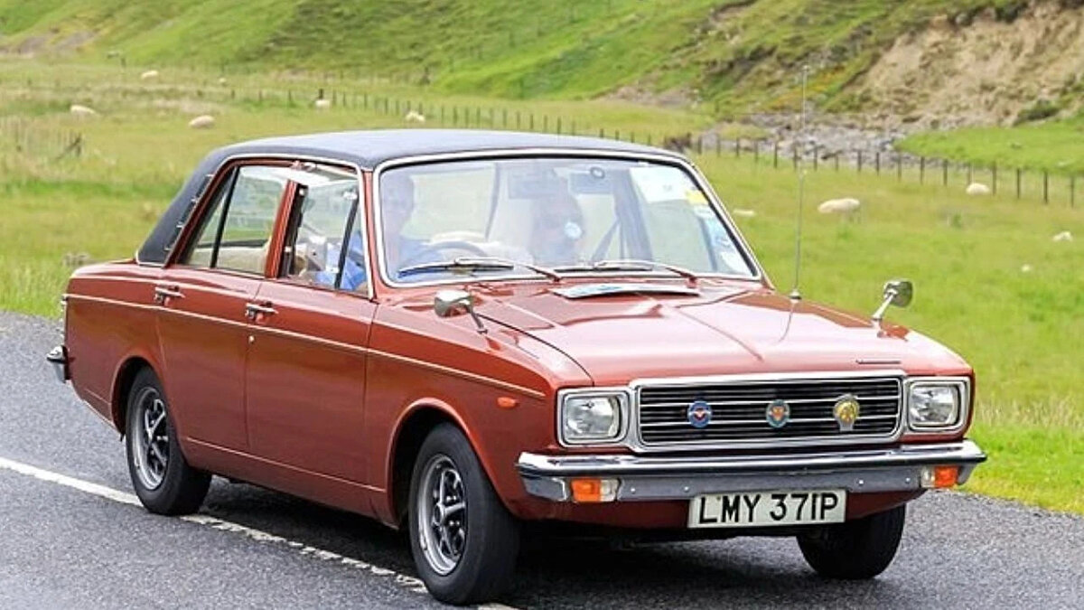 8. Hillman Hunter - 39 yıl (1966-2005) <br><br>Hillman Hunter 1966 yılında otomobil dünyasına giriş yaptı. Rootes grubu tarafından üretilen bu araç, Minx ve Super Minx'in yerini almış ve piyasaya ilk çıkan araç olmasına rağmen görünüm olarak Ford Cortina Mk2'ye oldukça benzemekteydi. Üretiminin 13 yılı boyunca Başta İngiltere olmak üzere pek çok üklede en çok satan araçlarından biri haline gelen bu araba çok az kişi hatırlıyor. Hunter, İran'ın ulusal otomobil şirketinin Rootes’dan üretim haklarını satın almasının ardından Paykan'a dönüştü ve kısa sürede İran'ın ulusal otomobili haline geldi. Rootes'un geri kalanı artık Peugeot'a ait olup, montajı 1985 yılında başlamış ve yerini Peugeot 405 temel alınarak üretilen Samand'a bırakmıştır.<br><br>