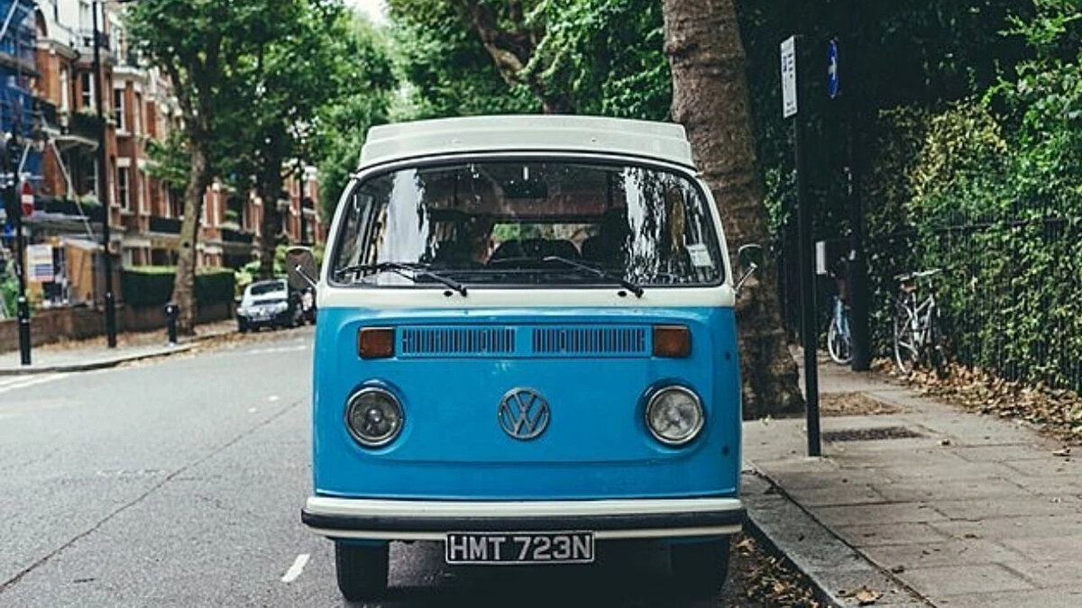 2. Volkswagen Tip 2 - 64 yıl (1949-2013) <br><br>Tarihin en önemli minibüsü olarak adlandırılan Type 2, elde ettiği ikonik başarıya kıyasla mütevazı bir kökene sahipti. Tip 2, Almanya'nın II. Dünya Savaşı'ndan sonra yeniden inşasına yardımcı olmak için üretildi ve kitlesel pazar yaratılması, küçük bir otobüsün tüm zamanların ulaşım aracı olması Hollandalı bir VW ithalatçısı olan Ben Pon sayesinde gerçekleşti. Wolfsburg fabrikasında 'Plattenwagen' olarak başlayan araç, daha sonra Kombi, Transporter, Bus, Camper ve Kleinbus olarak adlandırıldı ve 60'ların hippi hareketinin sembolü olarak tüm zamanların en ünlü kamp aracı haline geldi. Üretim Latin Amerika'da 2010'lu yılların başına kadar devam etti ve VW, 600 adet 'Last Edition' modelini yalnızca Brezilya pazarı için üretti. VW, kurulduğu günden bu yana dünya çapında 10 milyondan fazla Tip 2 otobüs üretti.<br><br>