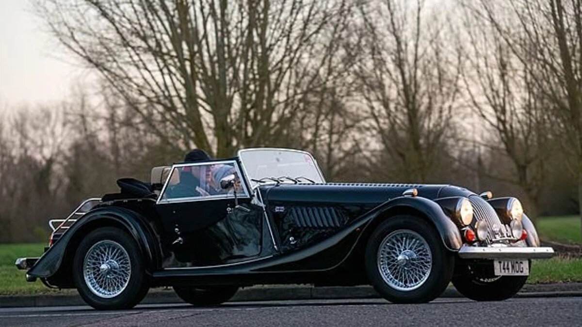 3. Morgan 4/4 - 64 yıl (1955-2019)<br><br>Morgan, bir kültürel miras ve otomobil üretimi alanında bir İngiliz başarı öyküsüdür. Dayanıklılığı ile öne çıkar. Morgan'ın dört tekerlekli ilk otomobili olan 1. Seri 4/4 ilk olarak 1936 yılında üretilirken, kesintisiz üretimine başlanan 2. Seri modeli 1955 yılında piyasaya sunuldu. Series 2 4/4 roadster, teknolojik gelişmelere, zevk ve modadaki değişimlere rağmen 2019 yılına kadar yalnızca küçük değişikliklerle üretimde kalmayı başardı. Morgan serisinin giriş modeli olan 1.172 cc'lik Ford 100E motoru 36 bg güç üretiyordu ve 1965'te 75,3 mil/saat azami hıza ulaşıyordu. Morgan, aynı dişbudak ağacı çerçevesini kullanmaya devam ederek, 1910 geleneklerini 21. yüzyılda bile 4/4'e taşımaya devam etti ve 1980'lerde Fiat kaynaklı bir motorla geçirdiği kısa bir dönem dışında, 4/4, 64 yıllık ömrü boyunca yalnızca çok küçük ayarlamalar yaptı.<br><br>