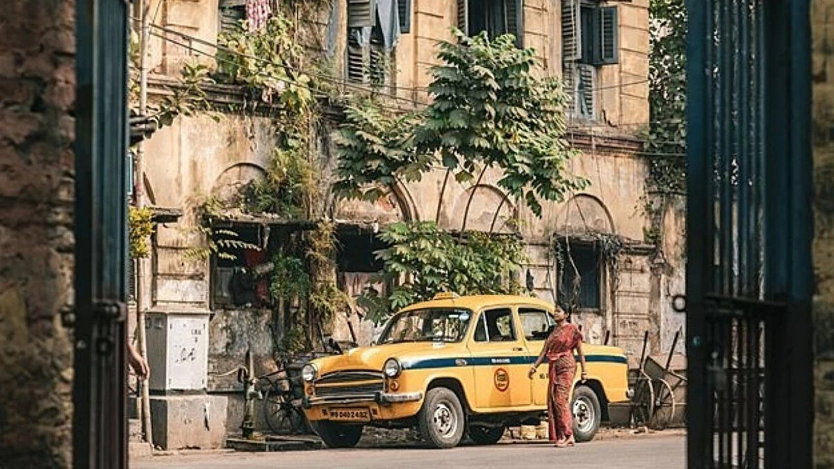 4. Hindustan Ambassador - 49 yıl (1958-2007)<br><br>Hindistan'ın 'yolların kralı' 1958 yılında tanıtıldı. Kompakt otomobil ülkede oldukça popülerdi ve elitler arasında bir statü sembolü olarak görülüyordu. Morris Oxford serisi III temel alınarak tasarlanan sedan, hayranlarını etkileyen kutumsu bir tasarıma ve 1950'ler için etkileyici sayılabilecek 35 beygir gücündeki 1.5 litrelik bir motora sahipti. İş adamlarının, politikacıların, sinema yıldızlarının ve elitlerin arabasıydı ve içi oldukça lükstü. Ancak 1990'lı yıllarda uluslararası otomobil üreticilerinin Hindistan pazarına girmesiyle popülaritesi azaldı. Ancak Peugeot, Büyükelçi'yi Hindistan pazarına geri döndürmek için 2017 yılında 10 milyon sterlin ödedi.