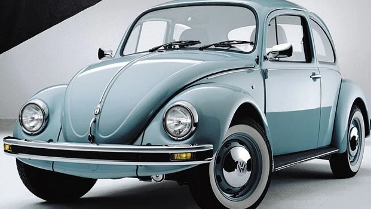 1. Volkswagen Beetle - 65 yıl (1938-2003)<br><br>Volkswagen Beetle, tarihin en uzun süre üretilen otomobili oldu. Muhtemelen en ünlüsüdür, dünyayı tekerlekler üzerine oturtan araba olarak bilinir. Başlangıçta Nazi Almanyası'nı harekete geçirmek için tasarlanmıştı ancak II. Dünya Savaşı'nın sonunda seri üretime geçildi. Başlangıçta sadece Volkswagen’in 'halkın arabası' olarak adlandırılan Beetle’ı, daha sonra Käfer, Vocho, Coccinelle, Fusca veya Maggiolino takma adlarıyla da anıldı. Hiçbir İngiliz veya Amerikalı üretici bunu istemese de, hatta bir İngiliz yetkili bunu 'ekonomik olmayan bir girişim' olarak nitelendirse de, 1945 yılında üretime başlandığında büyük bir başarıya ulaşmış ve ilk nesil otomobiller toplamda 21,5 milyon adet satılmıştır. Tüm zamanların tek platformdan üretilen en popüler otomobili oldu. Üretimi sonunda Meksika'da sona erdi ve 2003'e kadar orada kaldı.