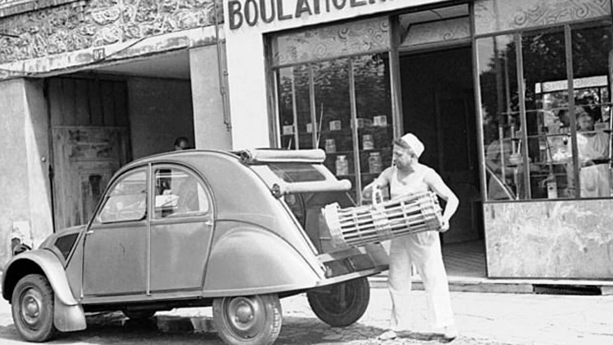 6. Citroën 2CV - 42 yıl (1948-1990) <br><br>Savaş öncesinde, bir çiftçinin ve ailesinin yeni sürülmüş bir tarladan bir sepet dolusu yumurtayı kırmadan geçmesini sağlamak amacıyla efsanevi bir şekilde tasarlanan orijinal 2CV'nin prototipleri, İkinci Dünya Savaşı sırasında saklandı. Tasarımın ilk kez çizilmesinden yaklaşık 10 yıl sonra satışa sunuldu. 1948-1990 yılları arasında türevleri de hesaba katıldığında 9 milyon adet satıldı. Sadece Orijinal 2CV'nin 5,1 milyonu geçen rakamda üretildiği tahmin ediliyor.