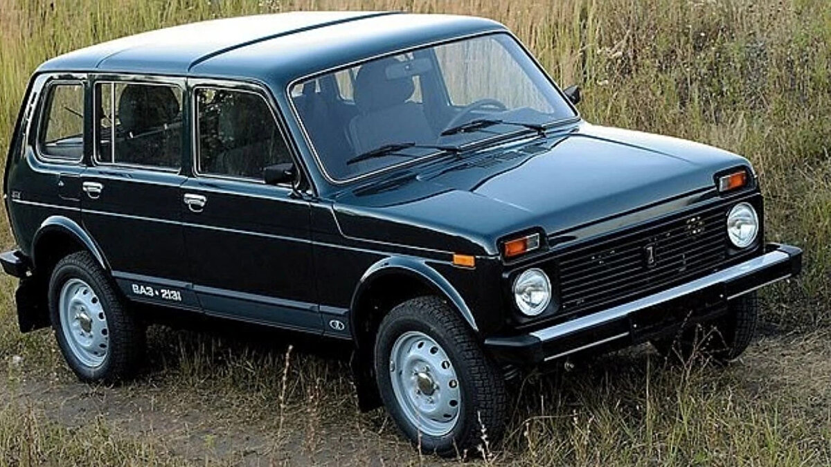 5. Lada Niva - 45 yıl ve hala devam ediyor (1977-günümüz) <br><br>Lada'nın 1977 yılında geliştirdiği Niva, günümüzde de hala güçlü bir şekilde varlığını sürdürüyor. Sırp arazi şartlarında yol alabilecek, becerikli ve sağlam bir arazi aracı olarak geliştirilen bu araç, Fiat türevi 2101 ile bazı parçalarını paylaşıyordu. Çok hafif ve uygun fiyatlı olması nedeniyle anında popülerlik kazandı. Onu şimdinin Dacia Duster'ı olarak düşünebilirsiniz. Başlangıçta kırsal kesimlere yönelik bir araç olan bu araç, daha sonra üç ve beş kapılı 4x4 hatchback'leriyle şehir içi sürücülere de pazarlandı. 1977'den beri aralıksız olarak üretiliyor ve sadece 2020'de küçük bir makyaj operasyonu geçirdi. Ancak 2025 yılında 45 yıllık kesintisiz serüvenine son verecek yeni bir model daha geleceği duyuruldu.<br><br>