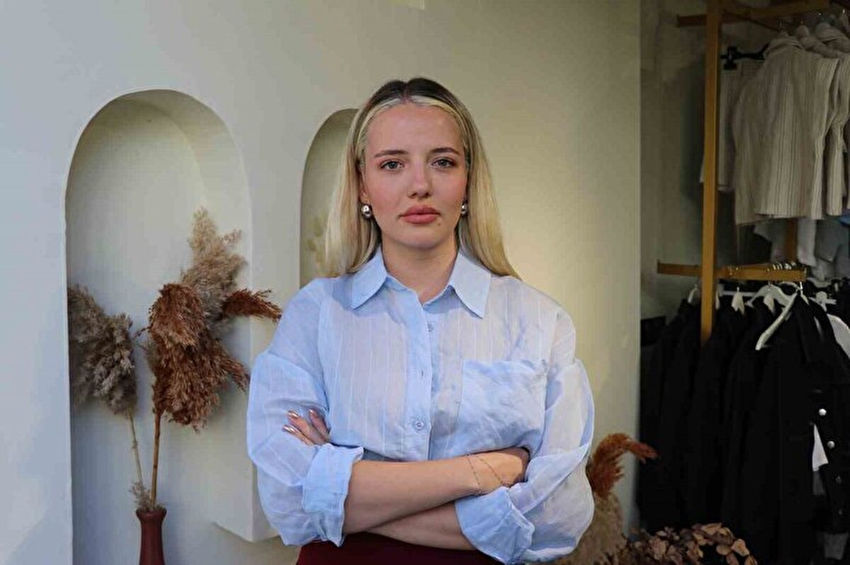 Özel bir televizyon programında yayınlanan Kim Milyoner Olmak İster adlı yarışma programına Denizli'den katılan 24 yaşındaki kadın girişimci Kamile Bağcı, yarışmacının 5. soruya geldiğinde, yaşadığı heyecanla birlikte doğru cevabı hatırlayamaması üzerine verdiği yanlış cevapla bir anda Türkiye gündemine oturdu.<br><br>