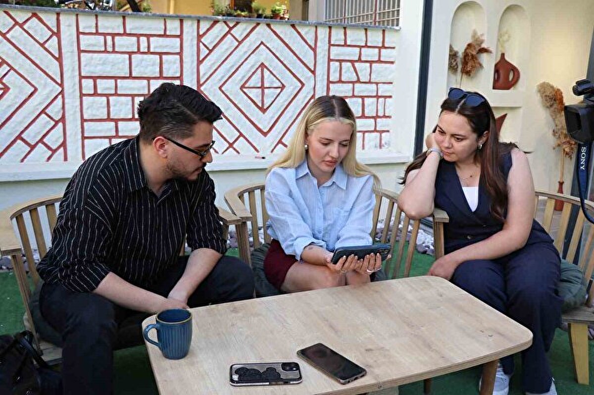 "Verdiğim yanlış cevap Atatürk'e olan sevgimi ve saygımı sorgulatamaz"<br><br><br><br>Programda heyecanlandığını ve o anki heyecan ile bilinen bir çok şeyin unutulduğunu ifade eden Bağcı, "Televizyon programında yarışmak gerçekten büyük bir heyecan. O an bildiğim bir şeyi heyecandan hatırlayamadım tahmin edersiniz ki sürekli tecrübe ettiğimiz bir şey değil. Yanlış cevap verdiğim soru Mustafa Kemal Atatürk ile ilgili bir soruydu...<br>