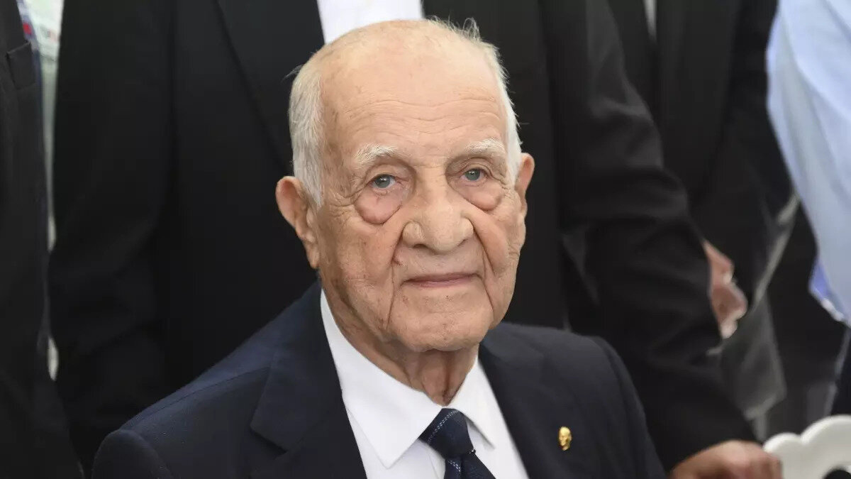 İş insanı İnan Kıraç'ın kaçırıldığı iddia edilen hastaneden açıklama geldi. Yapılan açıklamada, "Sayın İnan Kıraç 21.05.2025 tarihinde hastanemize yatırılmıştır. 22.05.2025'te tüm muayene işlemleri tamamlanan Kıraç, vasileri hastanede hazır bulunduğu sırada taburculuk işlemleri henüz tamamlanmadan refakatinde yardımcı ve şoförüyle birlikten hastaneden vasilerin izni olmaksızın ayrılmıştır. Kıraç'ın kimliği belirsiz kişiler tarafından kaçırıldığı iddiası asılsızdır" denildi.