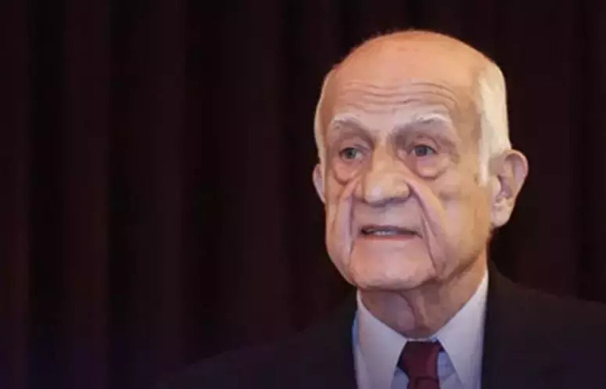 İŞ YAŞAMI<br>2003 - Koç Holding A.Ş. Yönetim Kurulu Üyesi<br><br>1998 - Kıraça Şirketler Topluluğu Yönetim Kurulu Başkanı<br><br>1994 - 1998 Koç Holding A.Ş. Yönetim Kurulu Üyesi, Topluluk Yürütme Kurulu Başkanı<br><br>1993 - 1994 Koç Holding A.Ş. Yönetim Kurulu Üyesi, İdare Komitesi Başkanı, Otomotiv Şirketleri Başkanı<br><br>1987 - 1993 Koç Holding A.Ş. İdare Komitesi Üyesi, Otomotiv Şirketleri Başkanı<br><br>1980 - 1987 Koç Holding A.Ş. Başkan Yardımcısı, Tofaş Grubu<br><br>1973 - 1980 Koç Holding A.Ş. Tofaş Grubu Koordinatörü<br><br>1970 - 1973 Tofaş Oto Ticaret A.Ş. Genel Müdür<br><br>1966 - 1970 Otoyol Sanayi A.Ş. Genel Müdür<br><br>1961 - 1966 Ormak A.Ş., Müdür Muavini, Satış Memuru