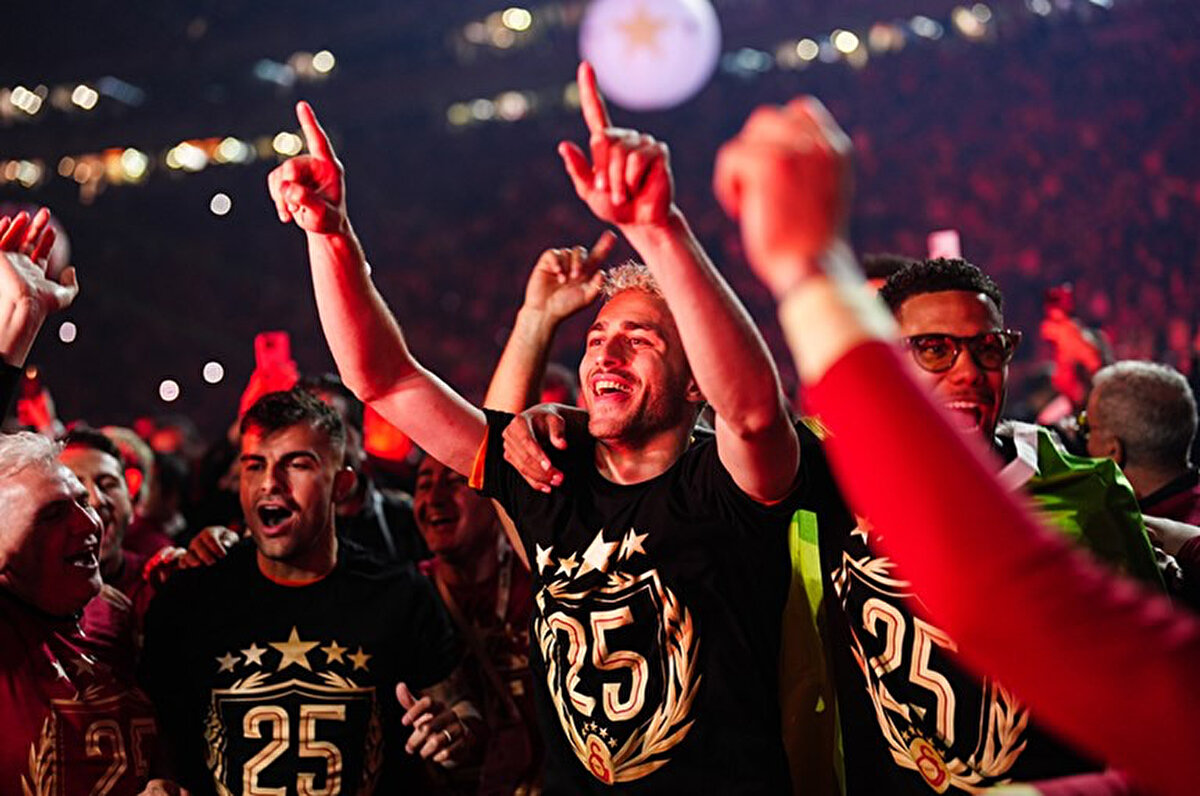 Etkinlik notları: | <br><br>Etkinlik alanına giriş için GSPlus uygulamasını indirip kayıt olmanız yeterlidir. |<br>⁠Ayakta etkinliktir. |<br>Etkinlik alanına denizden ulaşım olmayacaktır. |<br>Türk bayrağı ve Galatasaray bayrağı dışında alana herhangi bir bayrak, afiş veya benzeri ürün alınmayacaktır. |<br>⁠Meşale, maytap, torpil vb. hiçbir yanıcı madde içeri alınmayacaktır.<br>