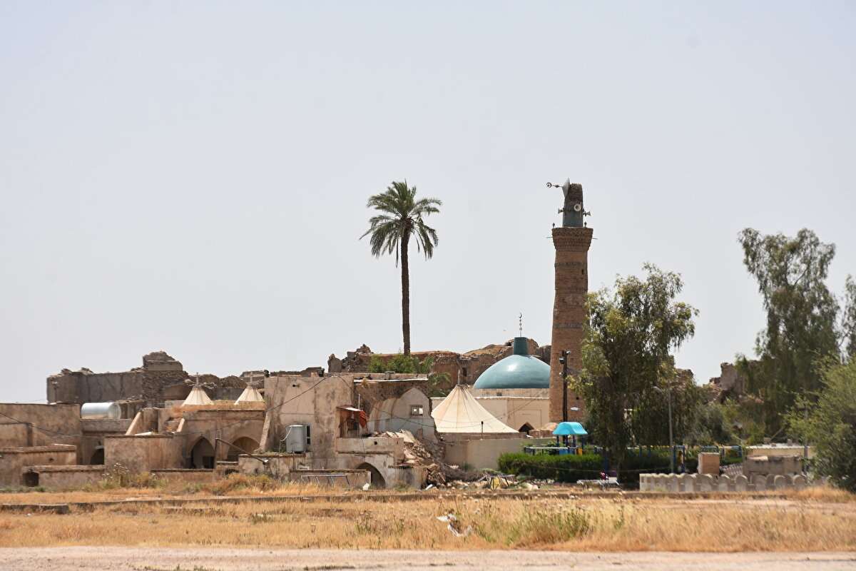 Doğa olayları ve bakımsızlık nedeniyle yıkılmanın eşiğine gelen kalede Danyal, Huneyin ve Üzeyir Peygambere ait olduğu söylenen kabirler de yer alıyor.