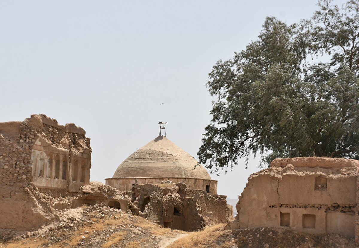Kalenin bir kısmı 1990'da Saddam Hüseyin rejimi tarafından askerî alan ilân edilerek yıkılırken, bölgenin ilk sakinleri olan Türkmen aileler de zorla göç ettirilmiş. 