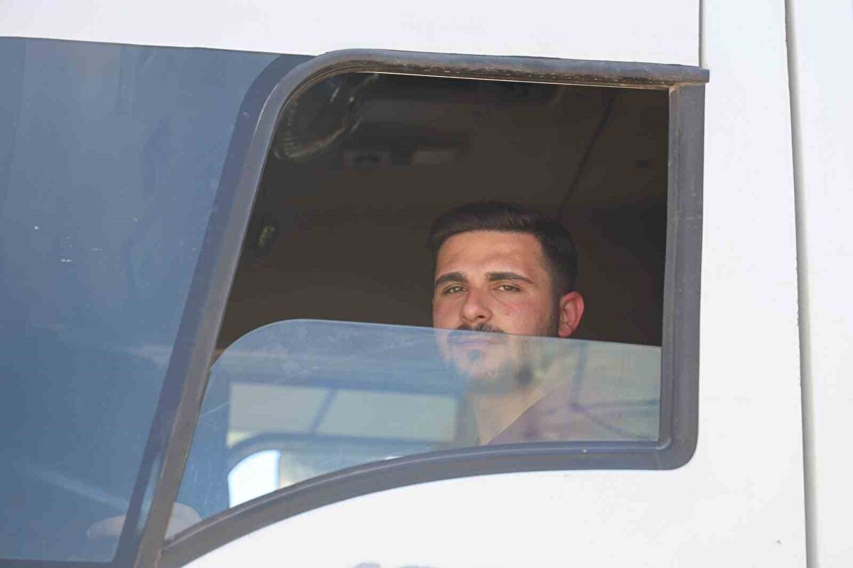 Oraya ekmek parası kazanmaya gittik ama araçlarımızı bırakmak zorunda kaldık. Mafya bizden 180 bin dolar talep etti ama bizde o kadar büyük meblağ para yok. Araçları göndereceğiz dediklerinden sonra 15 bin dolar para gönderdik. Biz bu durumdan bir şey anlamadık, mafya telefonlarımıza cevap vermiyor. Araçlarımızı devlet tutmadı, mafya araçlarımızı aldı ve bırakmıyor. Bizim araçlarımızın hiçbir şekilde biz yakalatmadık ve araçlarımız boş şekilde evraklarına el konulup bir parka çekilmiş halde bekletiliyor" dedi.