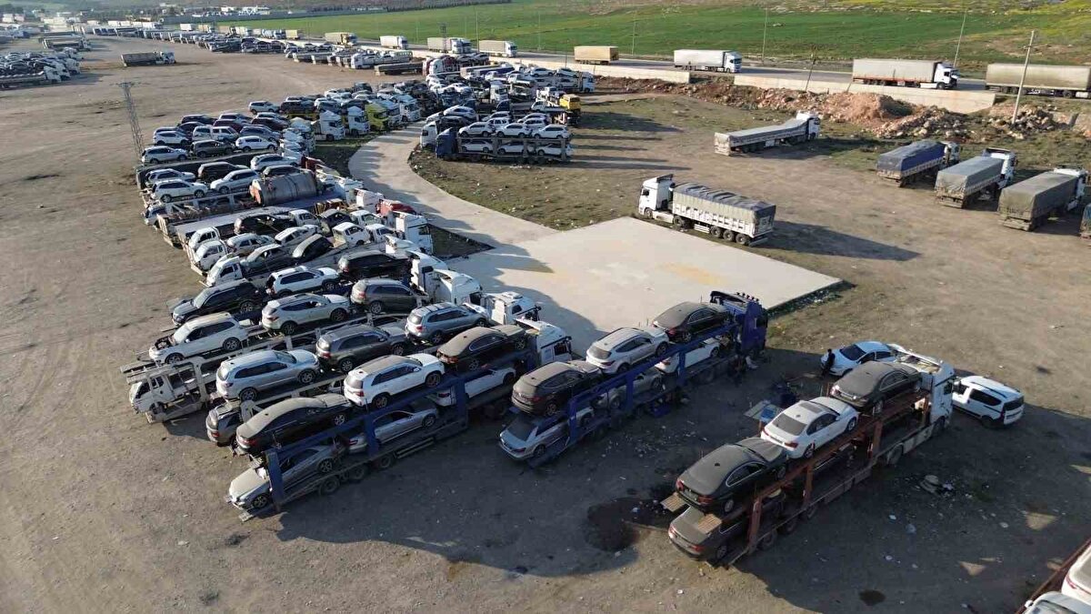 Reyhanlı ilçesinde yaşayan Ahmet Çelik, Münir Çelik ve Beyazıt Çelik kardeşler, yıllardır yurt içi ve yurt dışında tır şoförlüğü yaparak geçimlerini sağlıyorlar. İddialara göre; yaklaşık 2 buçuk ay önce yük getirmek için 14 gün yol katederek Kazakistan’a giden ve yükü almak için tırlarını Çin’e geçiren 3 kardeşin aracına mafya tarafından el konuldu. Türkiye’de bulunan firma ve Çin’de bulunan firma arasında yaşanan sorun sonrası tırlarına el konulan kardeşler, tırları Çin’de bıkarak memleketlerine döndüler. Çin mafyasıyla karşı karşıya kalan ve tırlarını teslim alabilmek için 180 bin dolar istenen tır şoförleri, 63 gündür gelecek güzel haberi umutla bekliyor.