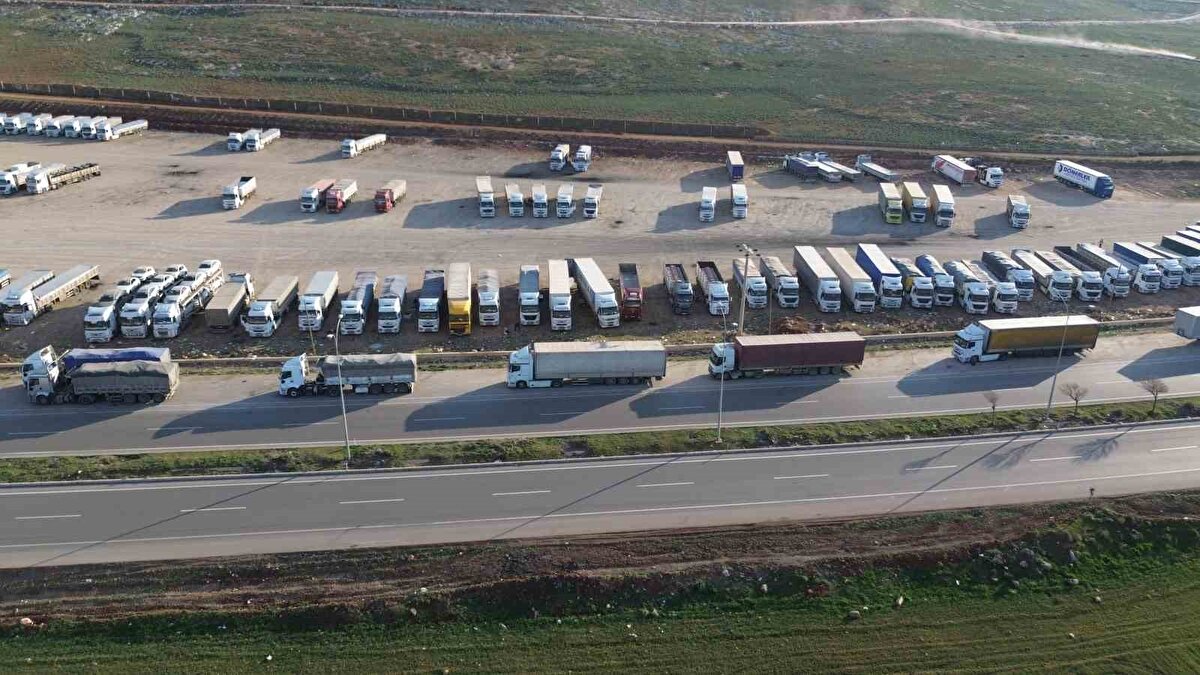 "Çinli mafya ’ben burada tırlarını parçalarım ve dağıtırım’ şeklinde tehditler de savurdu"<br><br>İlk defa yurt dışı seferine çıktığında tırına Çin mafyası tarafından el konulan 22 yaşındaki tır şoförü Beyazıt Çelik de araçlarının parçalamakla tehdit edildiğini belirterek, "Bu genç yaşta yollara düştük ve ekmek davası diye yurt dışına kadar gittik. Ben ve ağabeylerim beraber üç araç gittik. Kazakistan’da boşalttık. Oradan araçlarımızı prosedür gereği Kazakistanlı şoförlere verdik. Araçlar oraya gidince mafya bizi arayıp işte araçlar çok geç kaldı. Biz orada otelde kaldık. Orada da mağdur olduk. Mafya, ’Türkiye’den benim alacağım var. Gidin bana alacağımı getirin’ diyor. ’Biz ne sıfatla gidip senin paranı isteyelim’ dedik.