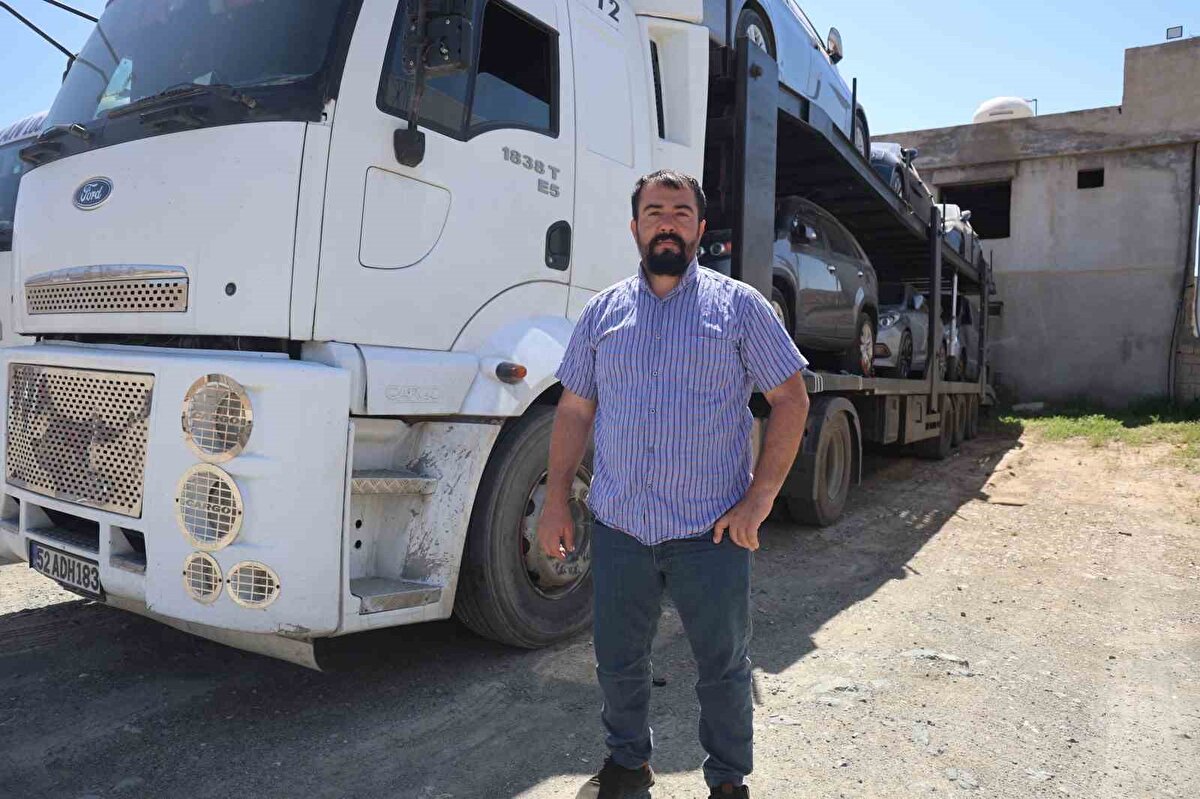 "Araçlarımıza Kazakistan’ın yanı başında bulunan Çin’in Alashankou şehrinde mafya tarafından el konuldu"<br><br>Çin mafyasının Türkiye’de ticaret yaptığı şahısla yaşadığı sorun sonrası tırlara el koyduğunu ifade eden ve kendilerinden 180 bin dolar talep edildiğini dile getiren Münir Çelik, "Ben tır şoförlüğünü uzun yıllardır yapıyorum. Araçlarımızı Kazakistan’a gönderdiğimizde halde alamıyoruz. Bu durumdan dolayı mağduruz. Araçlarımıza Kazakistan’ın yanı başında bulunan Çin’in Alashankou şehrinde mafya tarafından el konuldu. Çin mafyası yüzünden perişan olduk. Mafya bizden yüklüce bir para istiyor. Türkiye’de alışveriş yaptığı bir adamdan parasını alamadığı için zararını bizden istiyor. Türkiye’deki firmadan sıkıntısı var. Bu adam ne kârına beni ortak etmiş ne bir şeye sonra diyor ki benim Türkiye’den alacağım var getir araçları al. Türkiye’den yardım istiyoruz. Üç tır aracı 10 milyon TL civarında para yapıyor. Araçlarımız mafyanın elinde ne yapacağımızı bilmiyoruz. Devletimizin yardımlarını bekliyoruz" şeklinde konuştu.