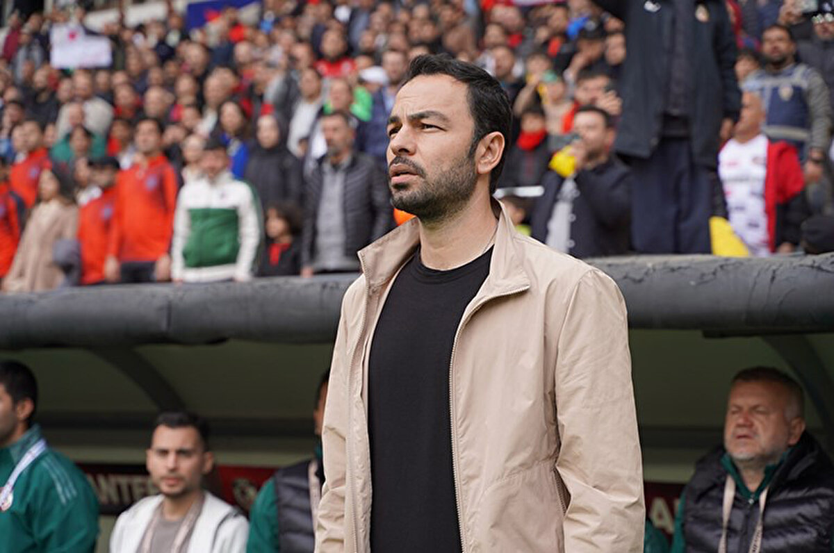 Eyüpspor'un Türk teknik direktör ile devam etmesi daha yüksek ihtimal olarak değerlendiriliyor.<br>