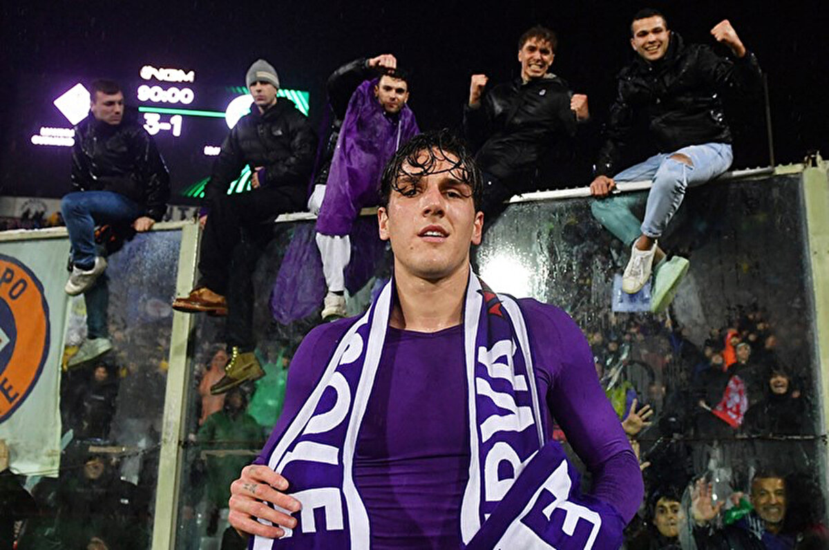 Muslera ve Mertens ile sözleşme yenilmeyecek olan sarı-kırmzıılılar, Zaniolo'yu da yeniden kiralamak istiyor. 25 yaşındaki futbolcunun gelecek sezon da Galatasaray forması giymesi beklenmiyor. Zaniolo kiralanması durumunda Galatasaray'a imza attığı günden bu yana 4. kez başka takımın formasını giyecek. (Aston Villa, Atalanta, Fiorentina)<br>