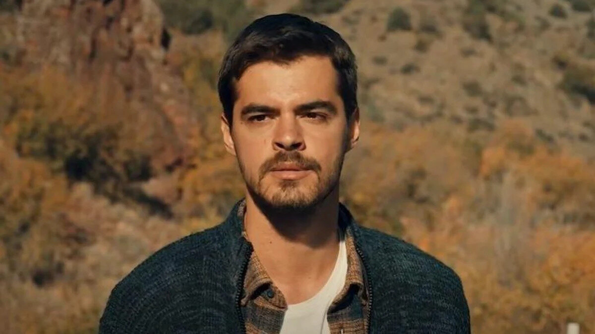 TRT 1 ekranlarında yayınlanan dizinin çekimleri Eskişehir’in Sivrihisar ilçesinde yapılıyor. Ancak geçtiğimiz Nisan ayında bu güzel dizi seti, Atan için talihsiz bir kazaya sahne oldu. Oyuncu, sete gitmek üzere yola çıktığı sırada içinde bulunduğu araç şarampole devrildi ve kazada ağır yaralandı.