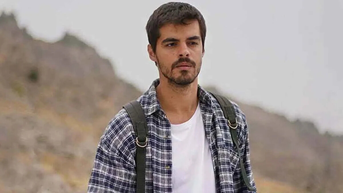 Hem karakteri hem başarılı oyunculuk performansıyla sevenlerinin gönlünde taht kuran Berk Atan, yaşadığı zorlu süreç hakkında kimsenin bilmediği o detayları ilk kez açıkladı.