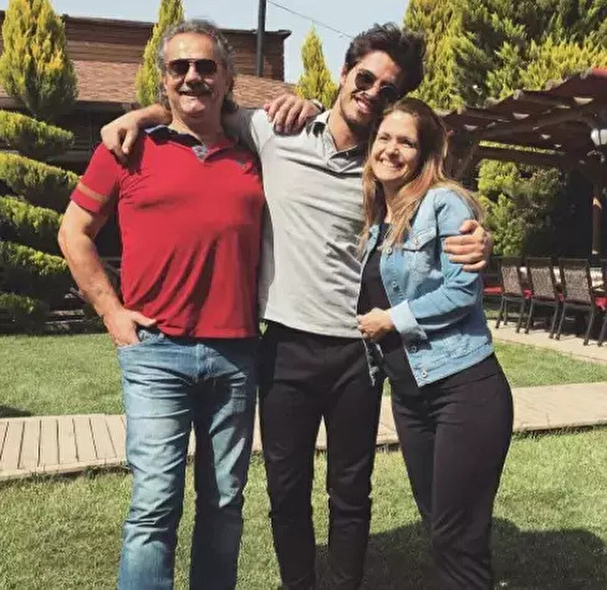 Ve o günle ilgili ilk kez bir detayı kamuoyuyla paylaştı:<br><br>“Rabbim beni aileme ve sevenlerime bağışladı. Büyük bir kaza geçirdim. Yedi kaburga kemiğim kırıldı. Çok şükür şu an iyiyim. Daha da iyi olacağım. Kaza geçirdiğim gün annemin doğum günüydü. Rabbim beni anneme bağışladı.”