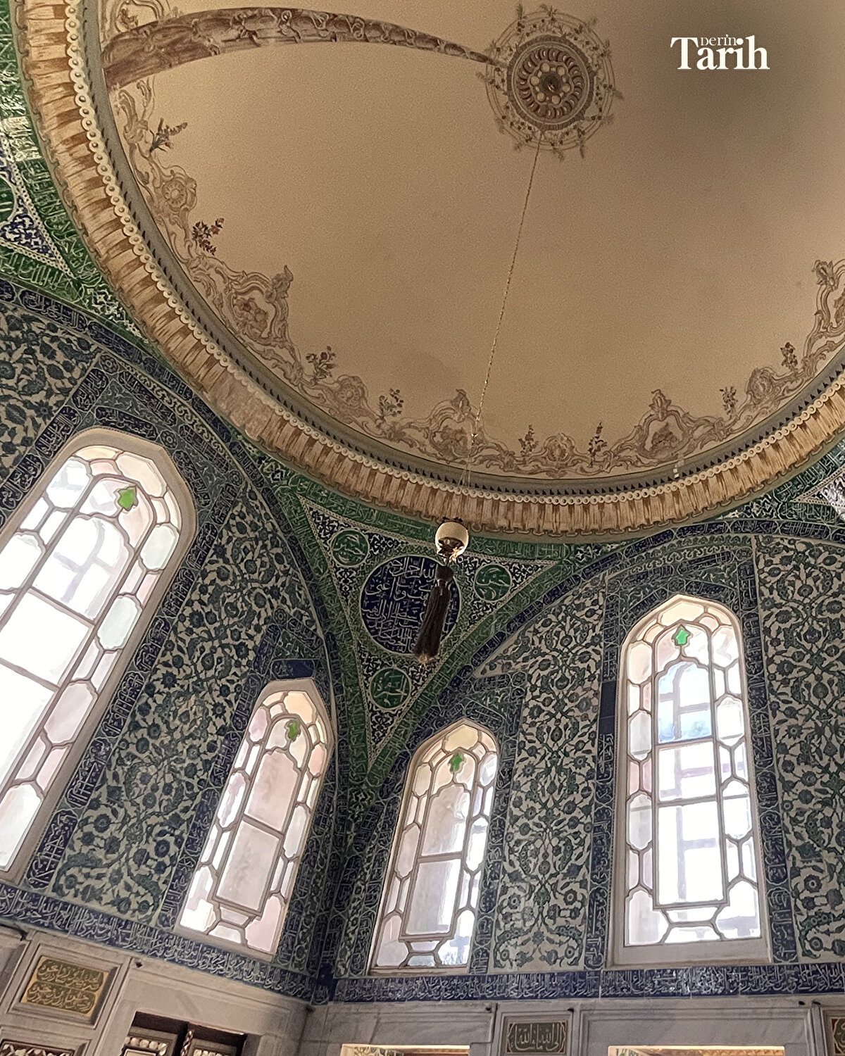 İki mekanın sarayın klasik döneminin sonunda 16, 17 ve 18. yüzyılın başında saraya eklendiğini dile getiren Yıldız, "İçinde bulunduğumuz odanın 1. Ahmed için yapılmış bir has oda, okuma odası, zaman zaman kütüphane olarak kullandığı bir oda olduğunu biliyoruz. 1600'lü yılların başında, zaten saltanat dönemi o döneme denk geliyor, Padişah için özellikle yapılmış, 3. Murad has dairesine eklenmiş yeni bir oda. Bu yönüyle çok önemli. Çünkü artık klasik dönem mimarisinin son sivil olarak muhteşem eserlerinden bir tanesi." dedi.