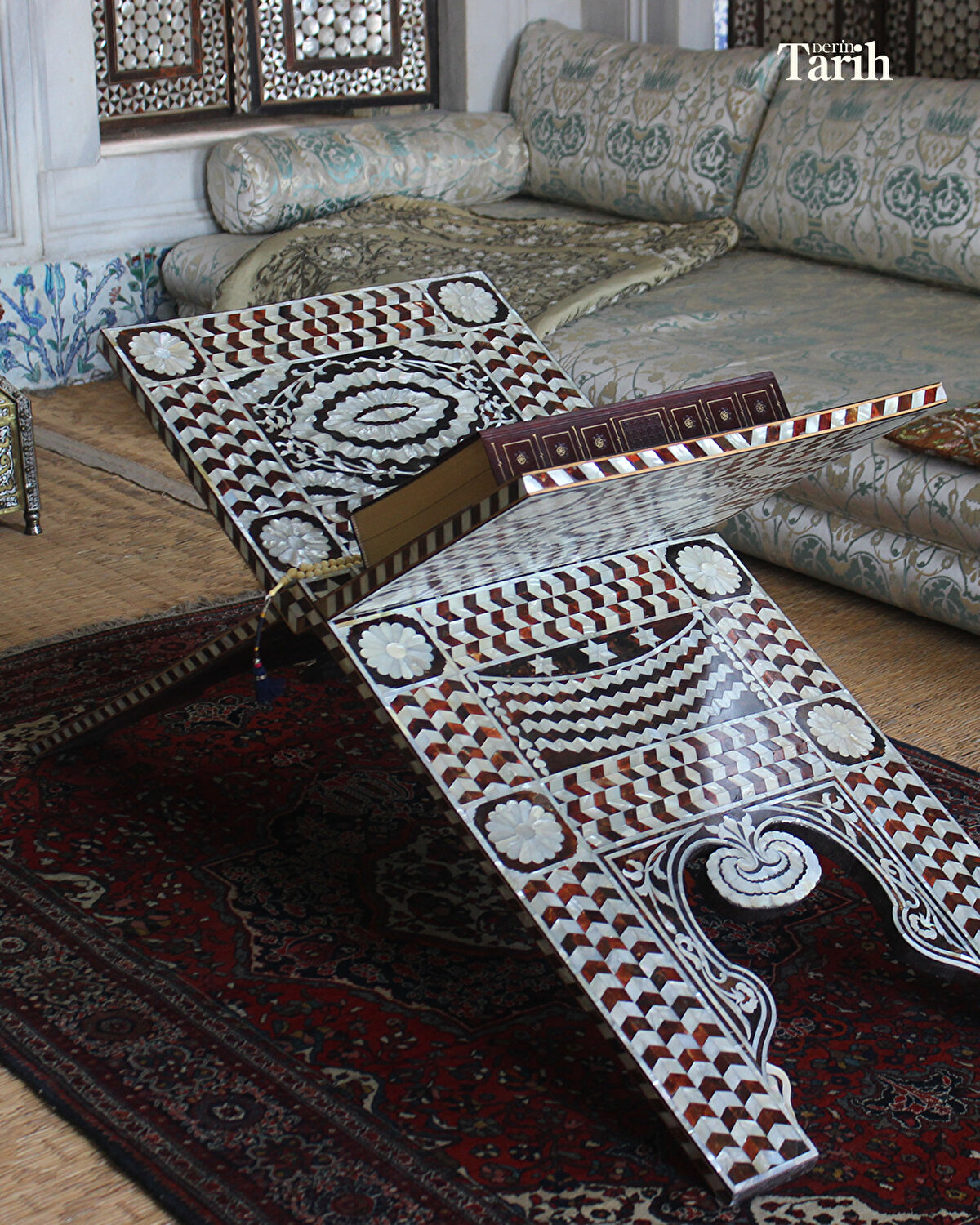 Dr. Yasin Yıldız, ziyaret açılan 3. Ahmed Yemiş Odası'na ilişkin de bilgiler vererek, "Bu defa aradan geçen yaklaşık 100 yıllık bir süre olduğunu görüyoruz. Artık devir Lale Devri'dir ve 3. Ahmed dönemidir. Üslup olarak içinde bulunduğumuz mekanla tamamıyla farklı, Lale Devri'nin bezeme ve sanatsal unsurlarının kullanıldığı bir mekan. Özellikle Edirnekari kaplamalar ve ismini aldığı yemiş süslemeleriyle ve çiçek süslemeleriyle gerçekten çok özel bir mekan. Oda, Sultan 3. Ahmed'in şahsi kullanımı için yapılmış. Bazı kaynaklarda 'nüzhet-gah (dinlenme yeri)' olarak, bazı kaynaklarda ise 'Taam Odası (yemek odası)' olarak geçiyor. Ama bu yönüyle kesin olan iki mekanın da padişahların özel kullanımı için dönemin usta sanatkarlarına yaptırılmış olması önemli." değerlendirmesini yaptı.