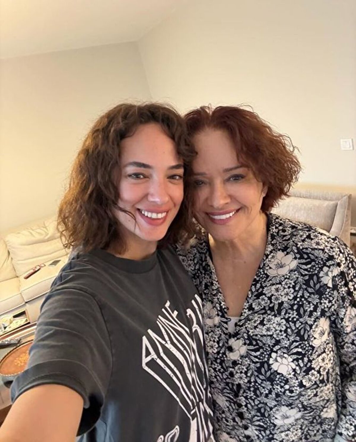 Seda Bakan ise Müjde Ar'ı oynayacak. Bakan, role hazırlık sürecinde usta oyuncuyla bir araya gelmişti.