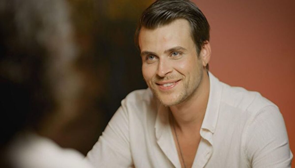 Türk sinemasının efsane oyuncularından Tarık Akan'a, geçmişinde profesyonel basketbol oynayan Çetin Lale hayat verecek. Çetin Lale, 2016 – 2018 arasında Bilecik Belediyesi ve Fethiye Belediyesi takımlarında forma giydi.