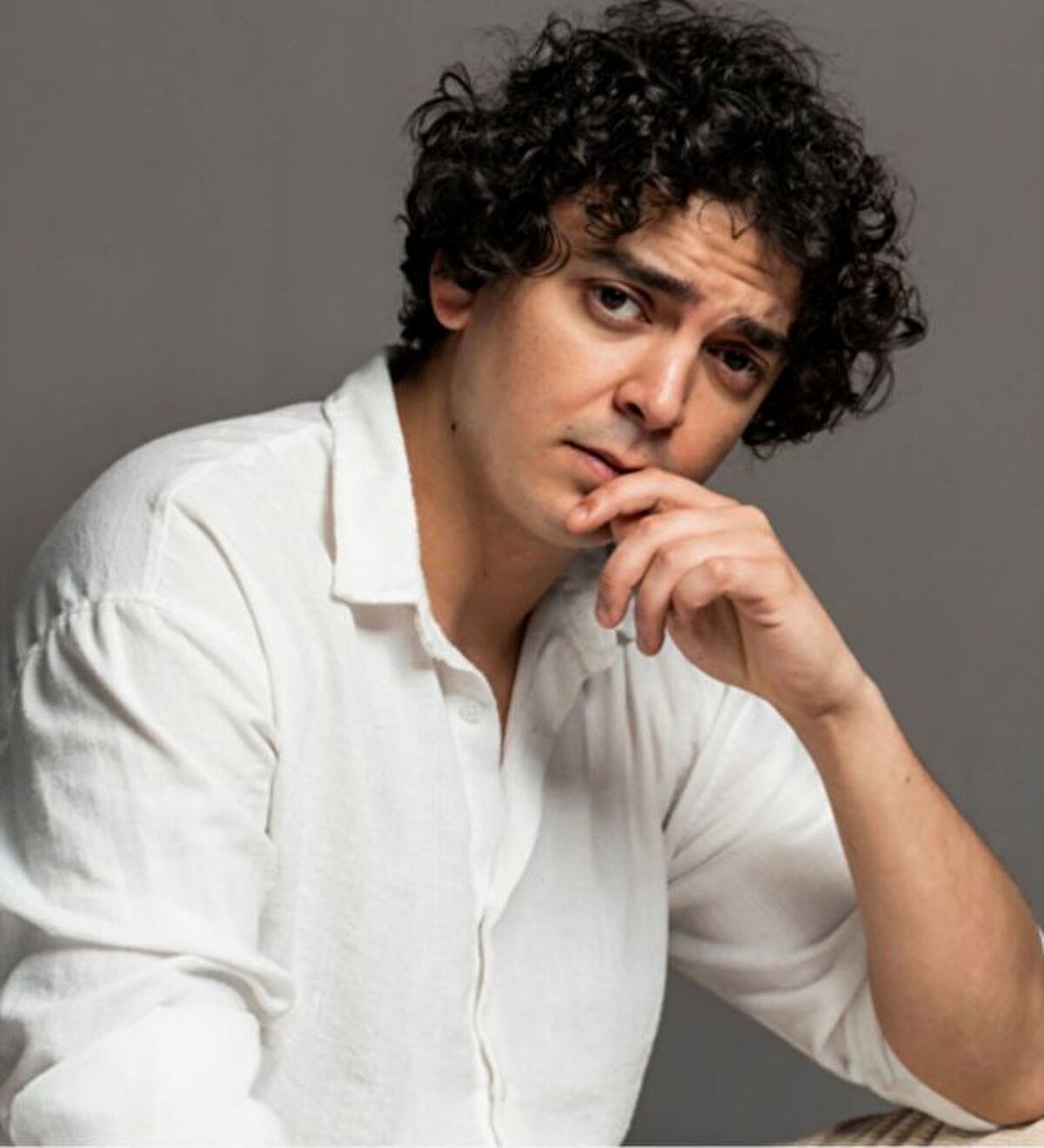 Halit Akçatepe’nin neşesi ve muzipliği ise Mustafa Ceyhan ile can bulacak.