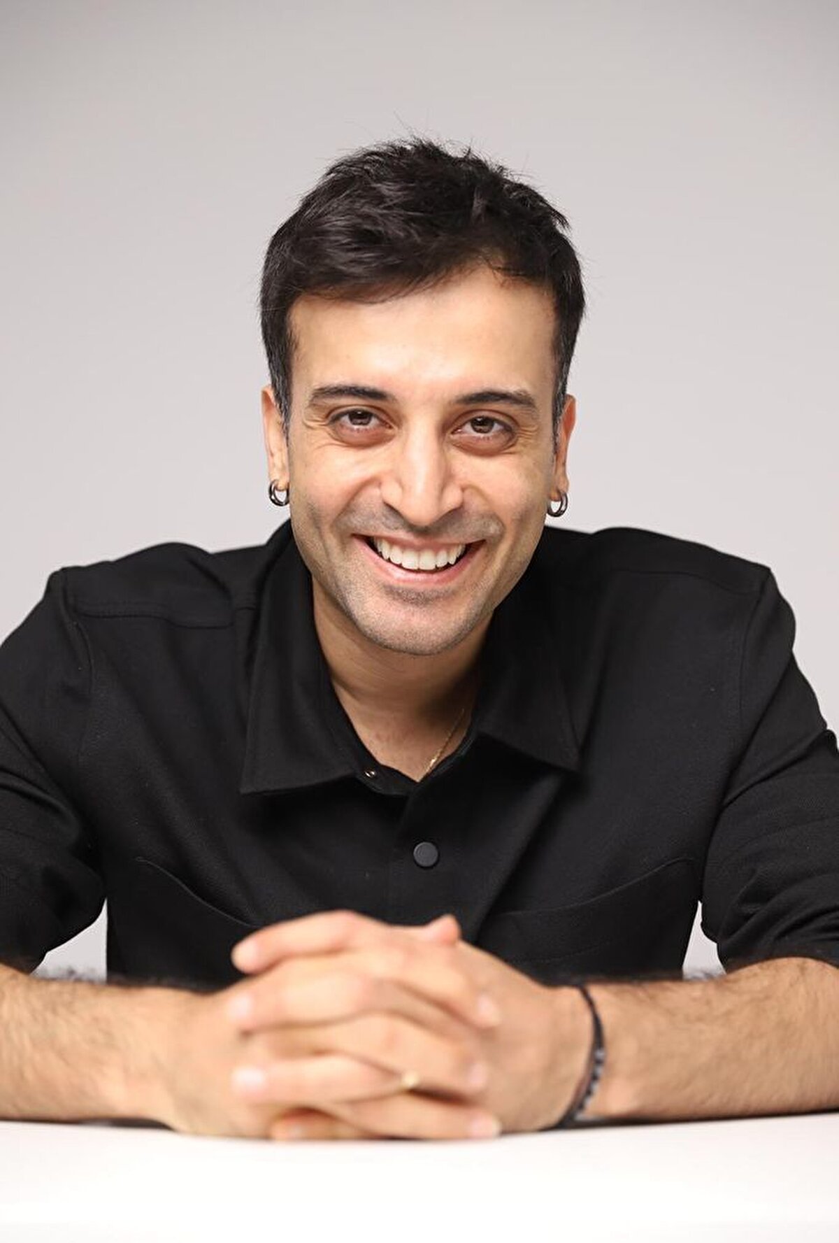 Usta oyuncuya, SHOW TV'nin sevilen programı 'Güldür Güldür Show'daki 'Ozan' karakteriyle de tanınan Berkay Tulumbacı hayat verecek.