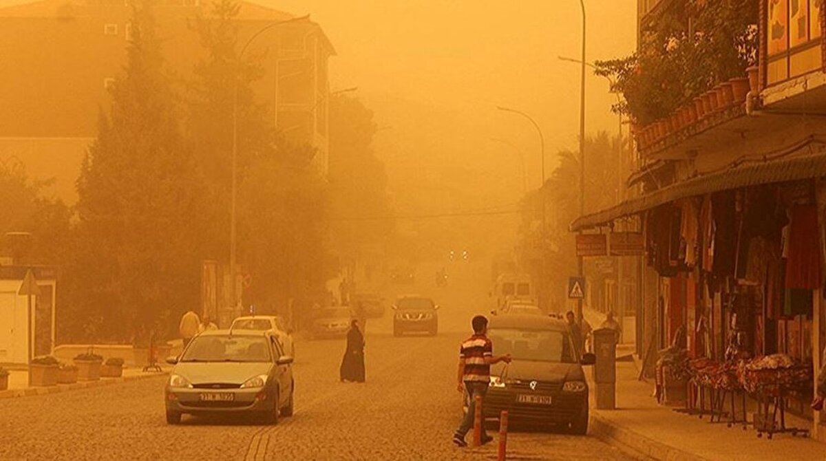 Doğu Anadolu<br><br>Parçalı ve çok bulutlu, zamanla az bulutlu. Erzurum, Kars, Erzincan, Bingöl, Iğdır ve Hakkari çevrelerinde yerel sağanak ve gök gürültülü yağış bekleniyor. Güneydoğuda toz taşınımı görülebilir.<br><br>Erzurum: 23°C – Parçalı ve çok bulutlu, öğle saatlerinde sağanak yağışlı<br><br>Kars: 21°C – Parçalı ve çok bulutlu, öğle saatlerinde sağanak yağışlı<br><br>Malatya: 34°C – Parçalı ve çok bulutlu, zamanla az bulutlu<br><br>Van: 21°C – Parçalı ve çok bulutlu, öğle saatlerinde doğusunda sağanak yağışlı