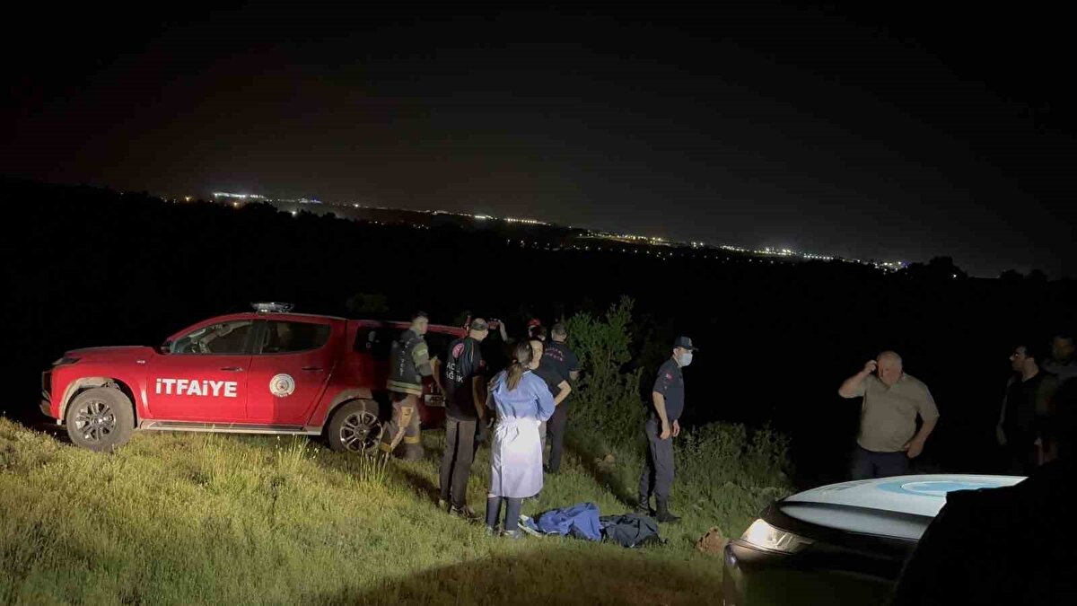 Hareketsiz kalan şahıslar için bölgeye AFAD, UMKE, itfaiye, jandarma ve sağlık ekipleri sevk edildi.