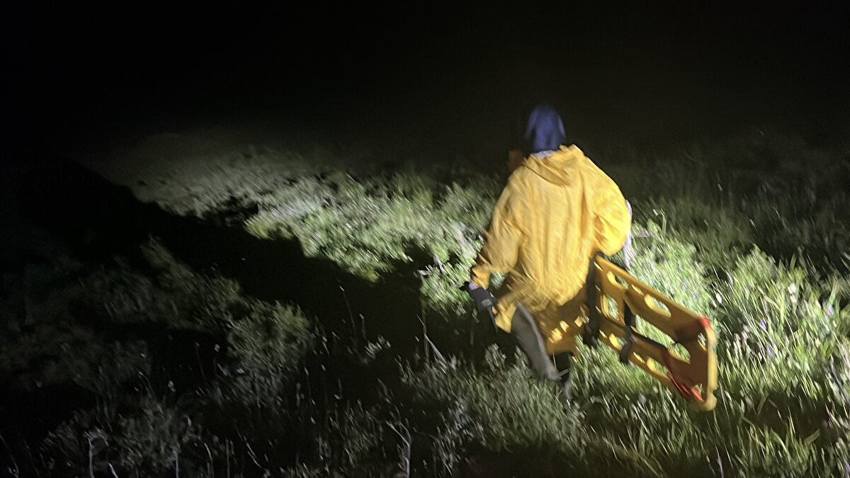 Baygın şahısları kontrol etmek isteyen bir kişi de gazdan etkilendi. Kuyunun içindeki şahıslara ulaşan ekipler, iki arkadaşın hayatını kaybettiğini belirledi.