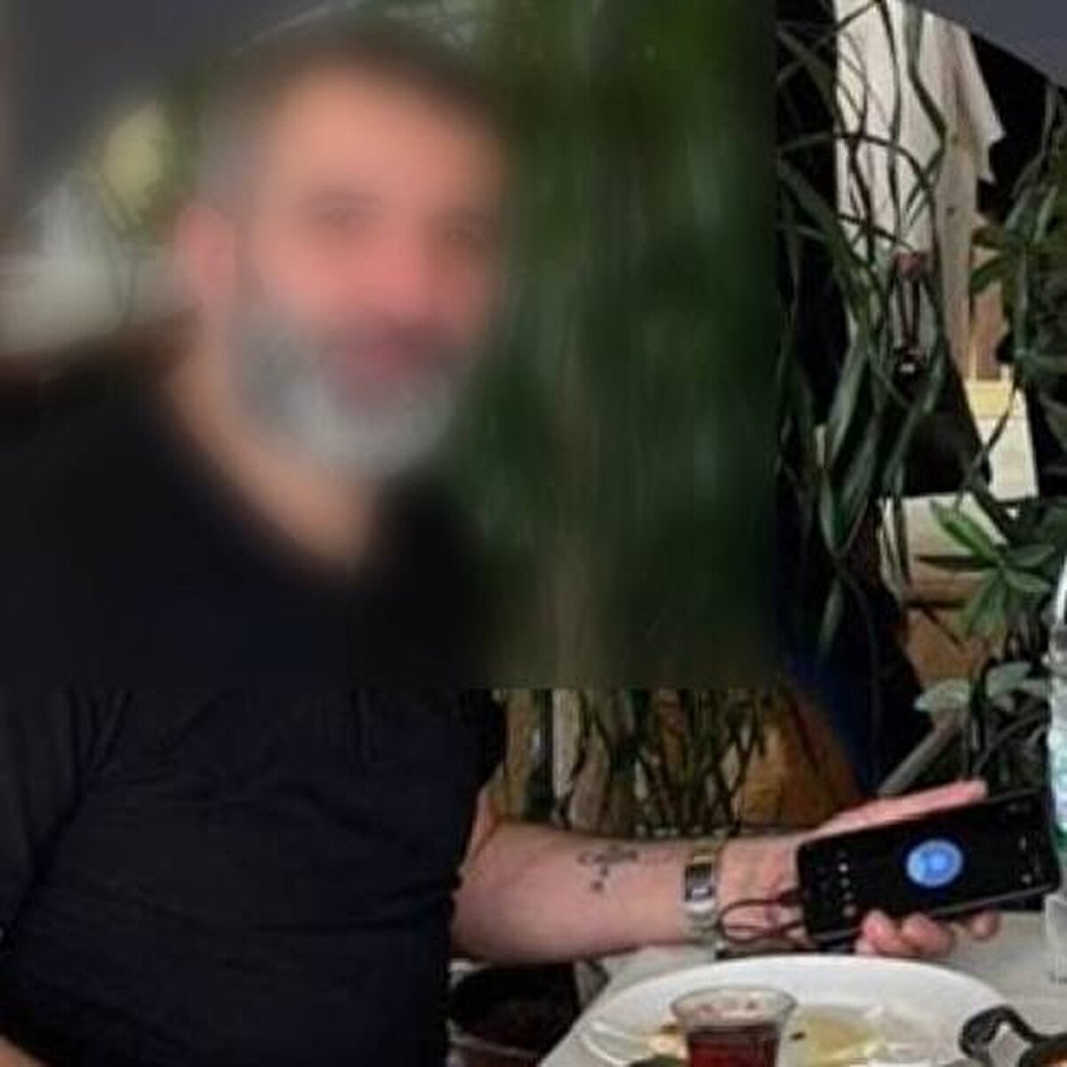 İddiaya göre, 2 Mayıs Perşembe günü Deniz Karakaya (19) arkadaşı ile taksiye binerek halasının yanında yaşadığı eve geldi. Bir süre sonra Hayrettin K. evin önüne gelerek bağırmaya başladı. Karakaya’nın eniştesi ve halası dışarı çıkarak Hayrettin K.’yi sakinleştirmeye çalıştığı sırada, Deniz Karakaya dışarı çıkarak konuşmak istediğini söyledi. Hala ve enişte eve girdikten sonra, Karakaya’nın halası yeğeninin evin önünde olmadığını farkederek endişelenmeye başladı. Ertesi gün karakola giden hala ve enişte ekiplere durumu anlatarak kayıp ihbarında bulundu. Şehir dışında yaşayan anneye haber verilmesi üzerine anne İstanbul’a geldi. Adli Tıp Kurumu kimlik bulunmayan ceset için anneye ve aileye haber verilmesi üzerine cesedin teşhisi istendi. Anne, Adli Tıp Kurumunda cesedin kızı Deniz Karakaya’ya ait olduğunu görünce fenalaştı. Öte yandan Deniz Karakaya'nın telefonunda yapılan incelemede Hayrettin K. ile mesajları ortaya çıktı.