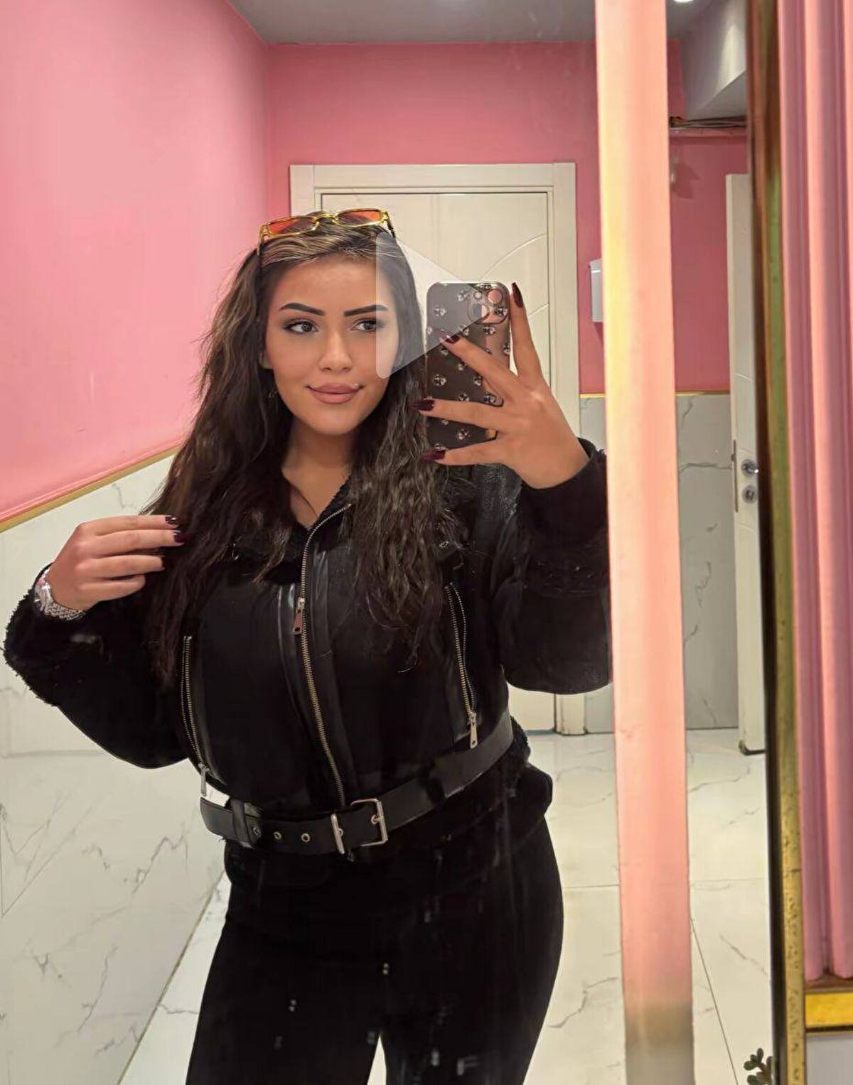 Sonrasında cenazeyi defnettik. Biz bu olayı araştırmak istedik nedir diye. Birçok isim çıktı. Hayrettin K. o gece Deniz’le olan şahıs oymuş. Daha sonra ‘Baba’ denen bir şahıs var, bu muhtemelen Hayrettin K.’nin uyuşturucu ticaretini yapan kişi, sağlayan ve götüren kişi, taksici olarak tanınıyor. Hayrettin K.’nin takma ismi Şahin böyle bir şey var. Bazı kişilerde emniyete gidip ifade verdiklerinde bize söyledikleri ile farklı bir ifade vermiş, bunlarda var. Bize farklı anlatılıyor emniyete gidildiğinde farklı anlatılıyor. Otopsi raporunda uyuşturucu çıkıyor, yüksek dozda ama biz bunun sadece uyuşturucudan değil bunun bir cinayet olduğuna inanıyoruz ve bunun çözülmesini istiyoruz" dedi.