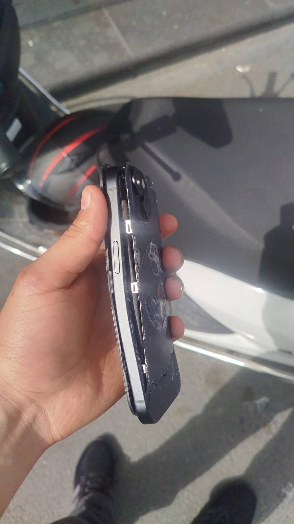 "Kuzenimden para istemiş"<br><br>Karakaya, “Katili kaçmış, yaklaşık 3 haftadır aranıyor. Türkiye’nin 81 ili var 81 ilde aransın. Gerekirse yurt dışı kaynağı olabilir kaçabilir oralara bakılsın, yani bugün bir kızın canını çok kolay alabiliyorlar. Bu şahıs benim kuzenimden birçok defa para istemiş, 3 bin lira, 5 bin lira banka üzerinden, elden çok kez para göndermiş. Şahız kuzenimin telefonunu paramparça etmiş" dedi.