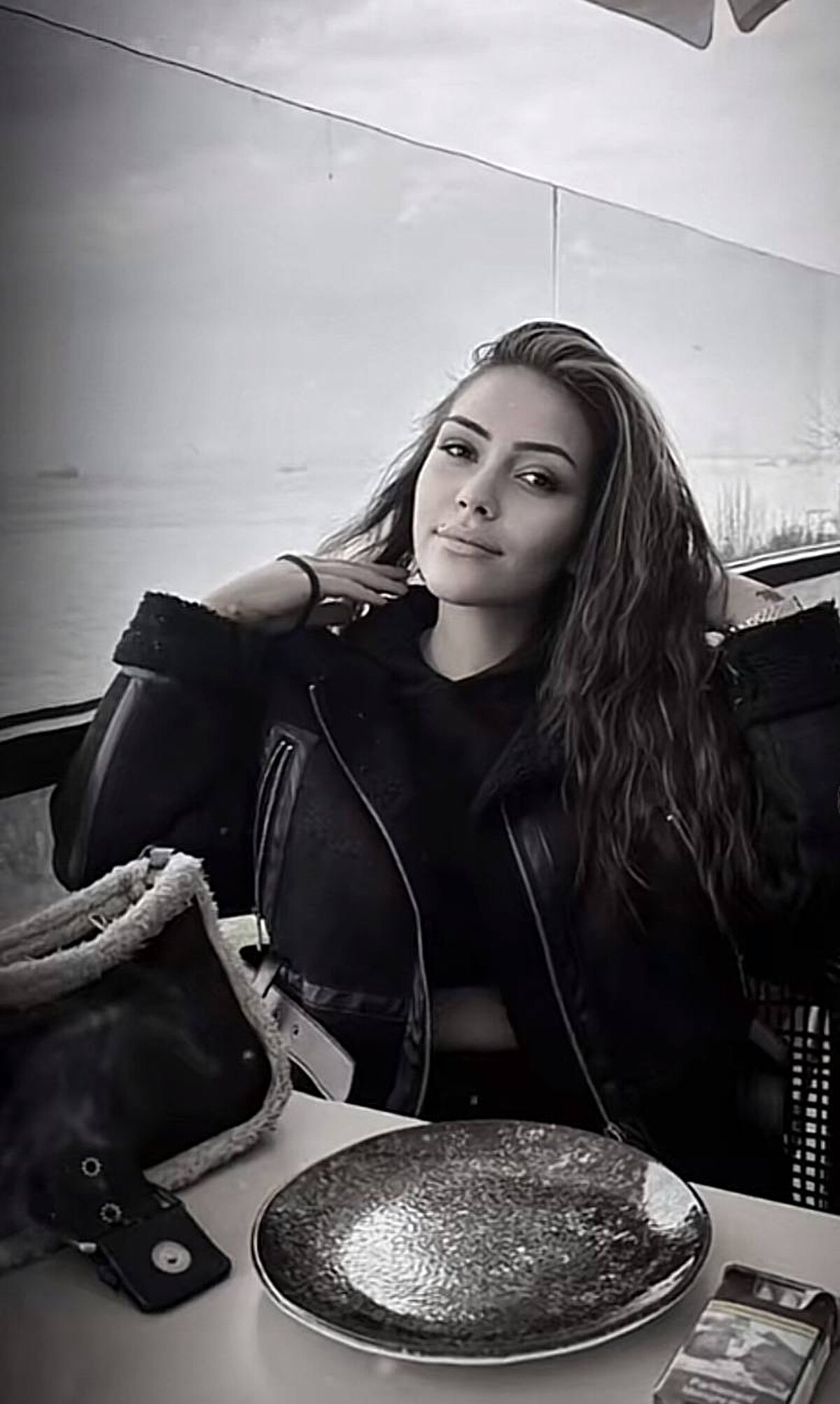 Olay, 3 Mayıs'ta saat 08.15 sıralarında Kocasinan Merkez Mahallesinde meydana geldi. Edinilen bilgiye göre, 112 Acil ekiplerini arayarak ihbarda bulunan Hayrettin K.(40) ‘kız arkadaşım uyuşturucu kullandı, ex oldu evin anahtarını doğalgaz kutusunun üzerine bırakıyorum ben çıkıyorum’ diyerek kaçtı. Eve giden ekipler, içeri girdikleri sırada yerde hareketsiz şekilde yatan kadın cesedi ile karşılaştı. Yapılan incelemelerde evin duvarında 2 adet kurşun izine ve yastıkta iki adet kurşun giriş çıkışı ile perdelerde kan izi olduğu tespit edildi. Yapılan incelemelerin ardından üzerinden kimlik çıkmayan ceset incelenmek üzere Adli Tıp Kurumu morguna kaldırıldı. İncelemeler sonucunda cesedin hakkında kayıp ihbarı olan Deniz Karakaya (19) 'ya ait olduğu belirlendi.