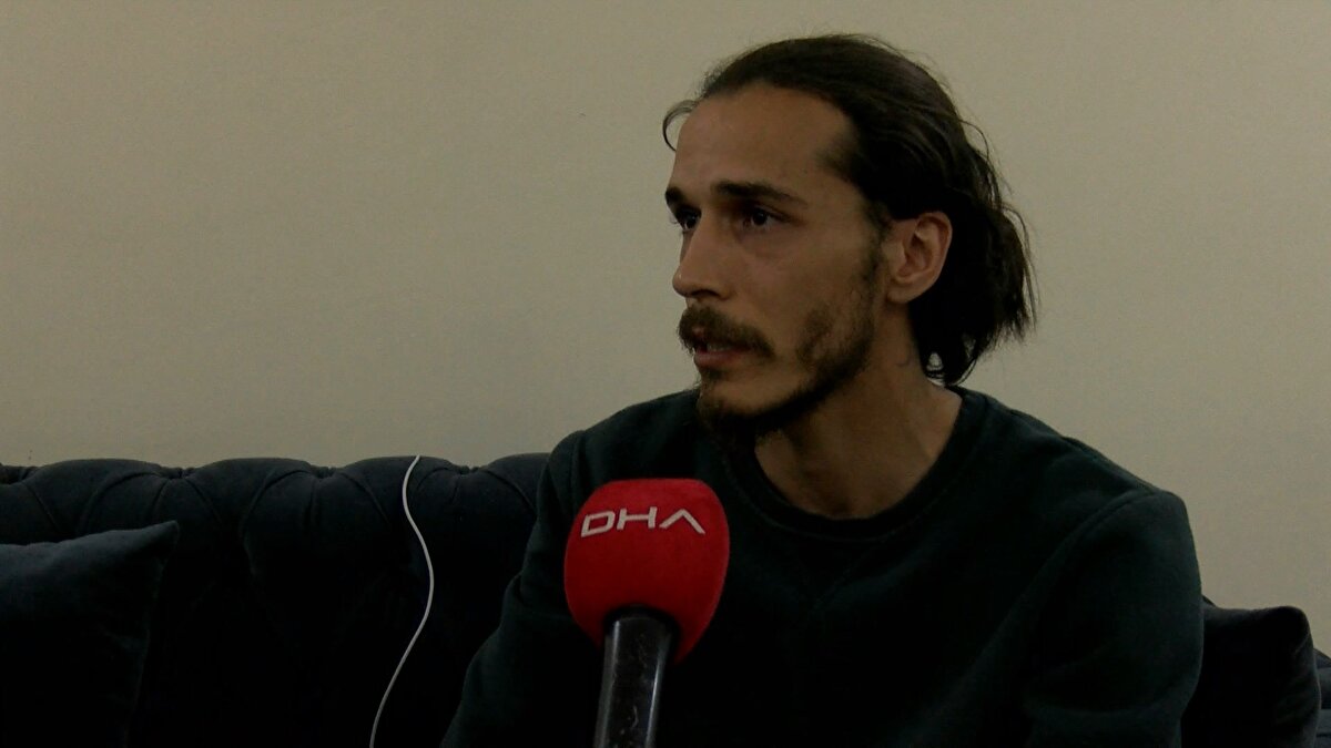 "Cinayet olduğuna inanıyoruz"<br><br>Deniz Karakaya'nın kuzeni Hakan Karakaya, "Deniz, kaybolduğu 2 Mayıs günü evinin önünden alınıyor. Şahıs gelip ‘Deniz benim helalim’ diyor, evin önünden alıp gidiyor. Halası ve eniştesi, ertesi gün karakola gidiyor kayıp başvurusunda bulunuyor. Daha sonra polis ekiplerine gelen bir ihbarda, ekipler olay yerine gittiklerinde kapıyı açtıklarında kuzenimin cenazesini buluyorlar. Tabi o durumda hemen Adli Tıp’a götürülüyor otopsi yapılıyor. Bu olayı 5 Mayıs günü öğrendik. Öğrendiğimizde zaten gasil haneye gittik. Gasilhanede cenazemizi aldık, benim ailem, annesi gasilhanede yıkamaya gittiler. Yıkamaya gittiklerinde vücudunda morluklar olduğunu söylediler. Vücudunun birçok yerinde morluklar varmış, ufak tefek bıçak yaraları olduklarını söylediler. Annesi o sırada bayılmış, dışarı aldık.