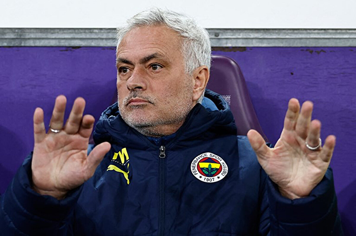 Milliyet'te yer alan habere göre, görevi bırakma düşüncesi olmayan Jose Mourinho, Fenerbahçe yönetimine takımda kalacağını söyledi.<br>