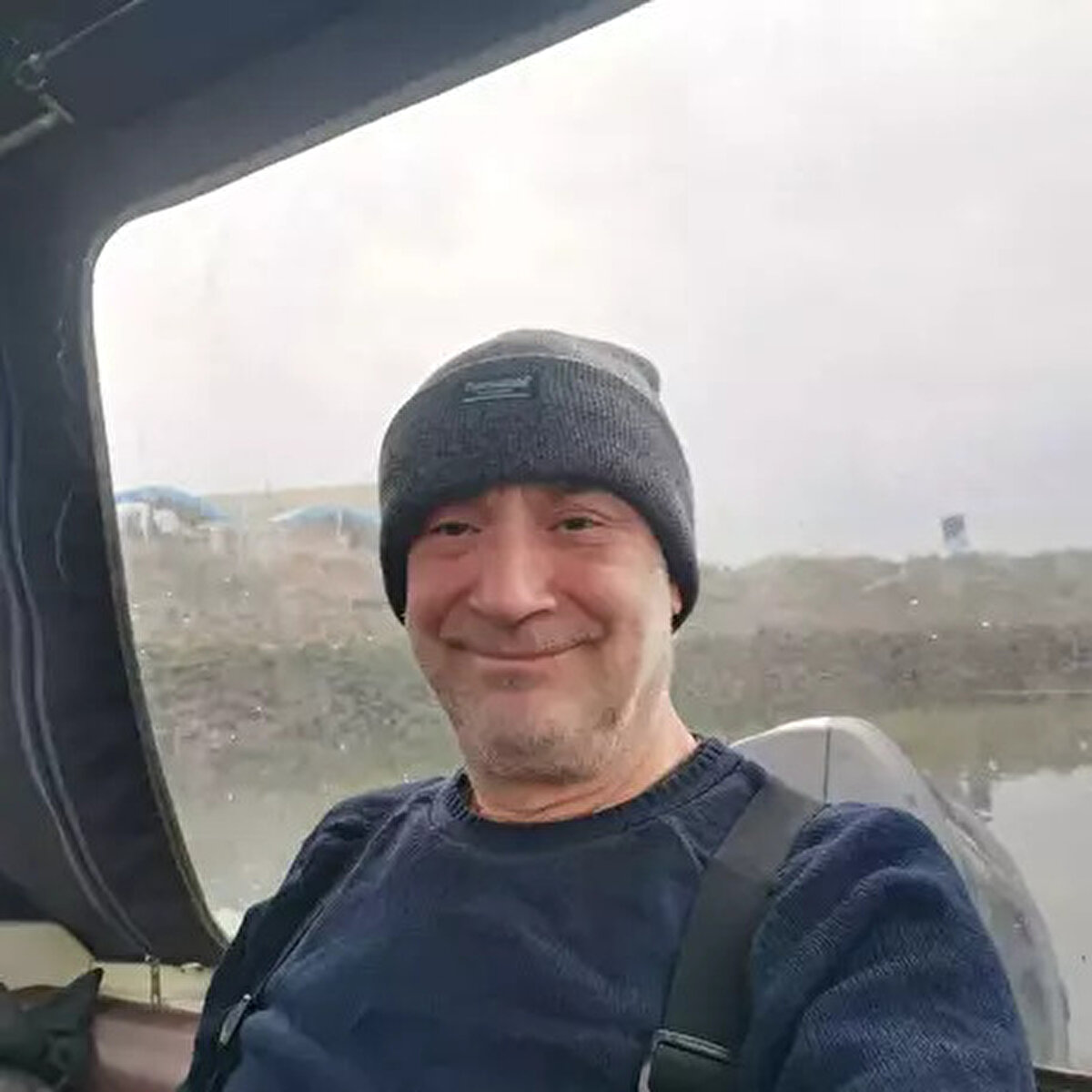 Hastanede hayatını kaybetti<br><br>Sürünerek alt kata inen Sulukahya, komşusundan yardım istedi. İhbar üzerine olay yerine sağlık ve polis ekipleri sevk edildi. Sağlık ekipleri ağır yaralanan Sulukahya'yı yaptıkları ilk müdahalenin ardından ambulansla hastaneye kaldırdı. Ameliyata alınan Sulukahya, yapılan tüm müdahalelere rağmen kurtarılamayarak hayatını kaybetti.